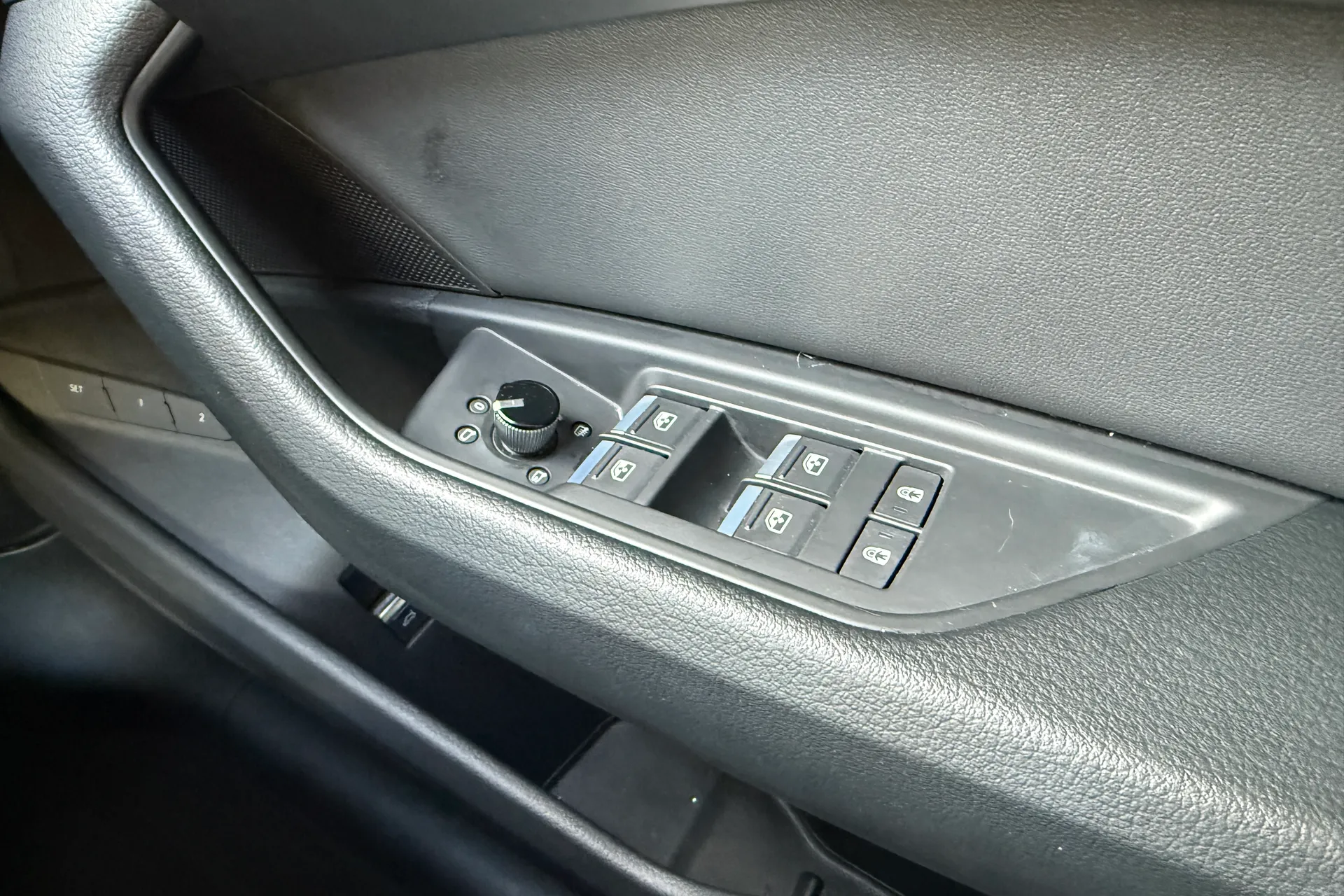 Audi e-tron thumbnail image number 30