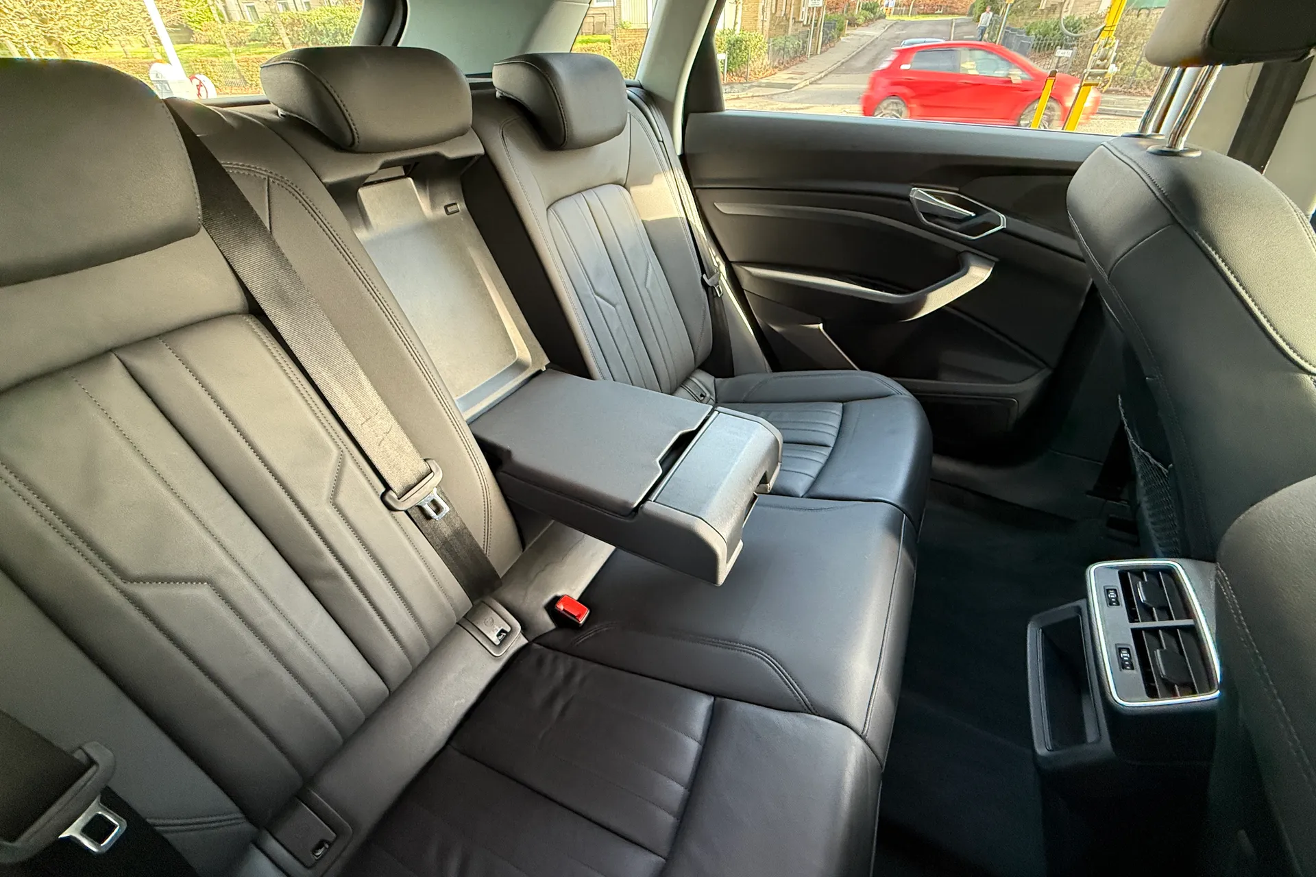 Audi e-tron thumbnail image number 40