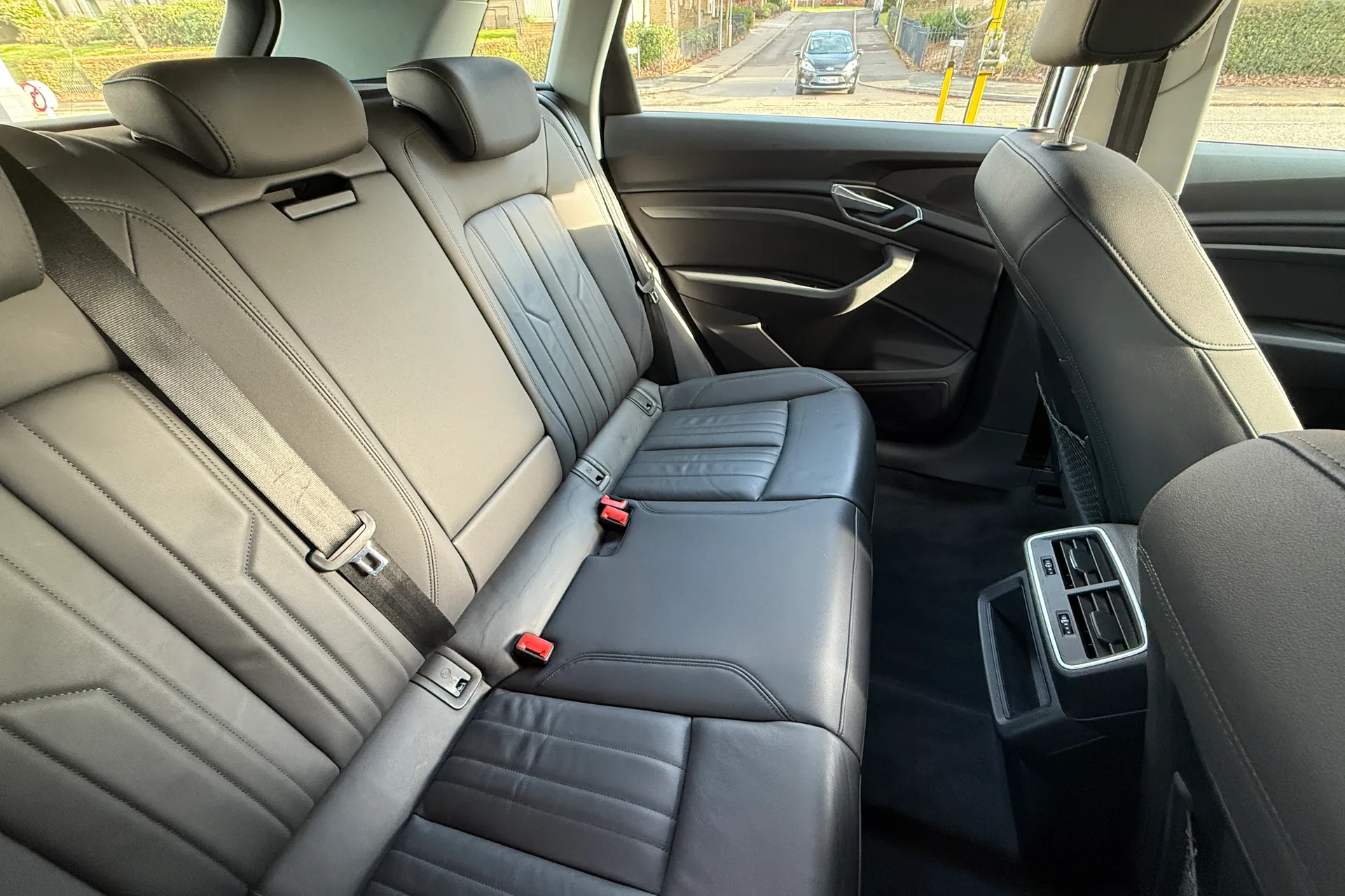 Audi e-tron thumbnail image number 39