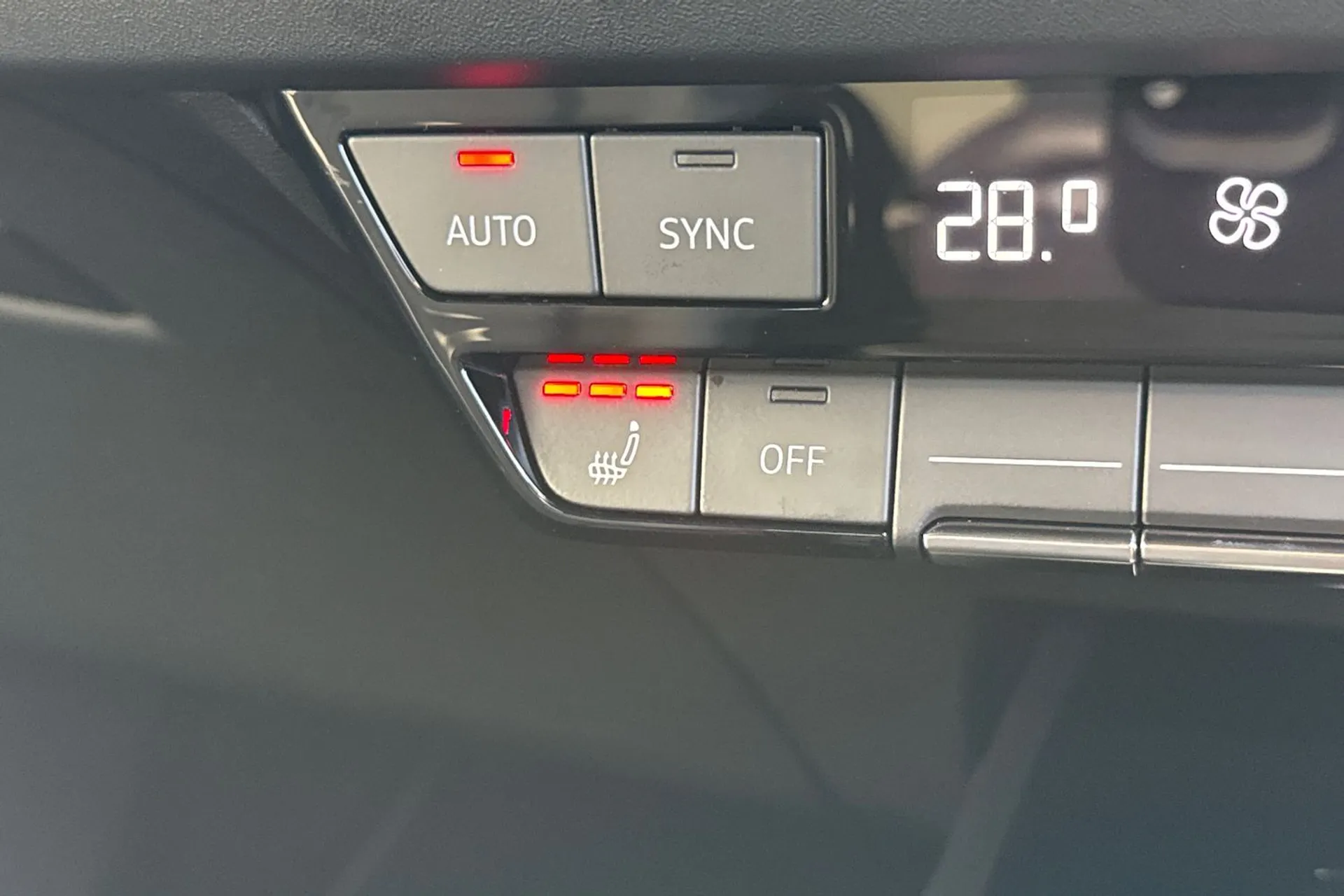 Audi Q4 thumbnail image number 19