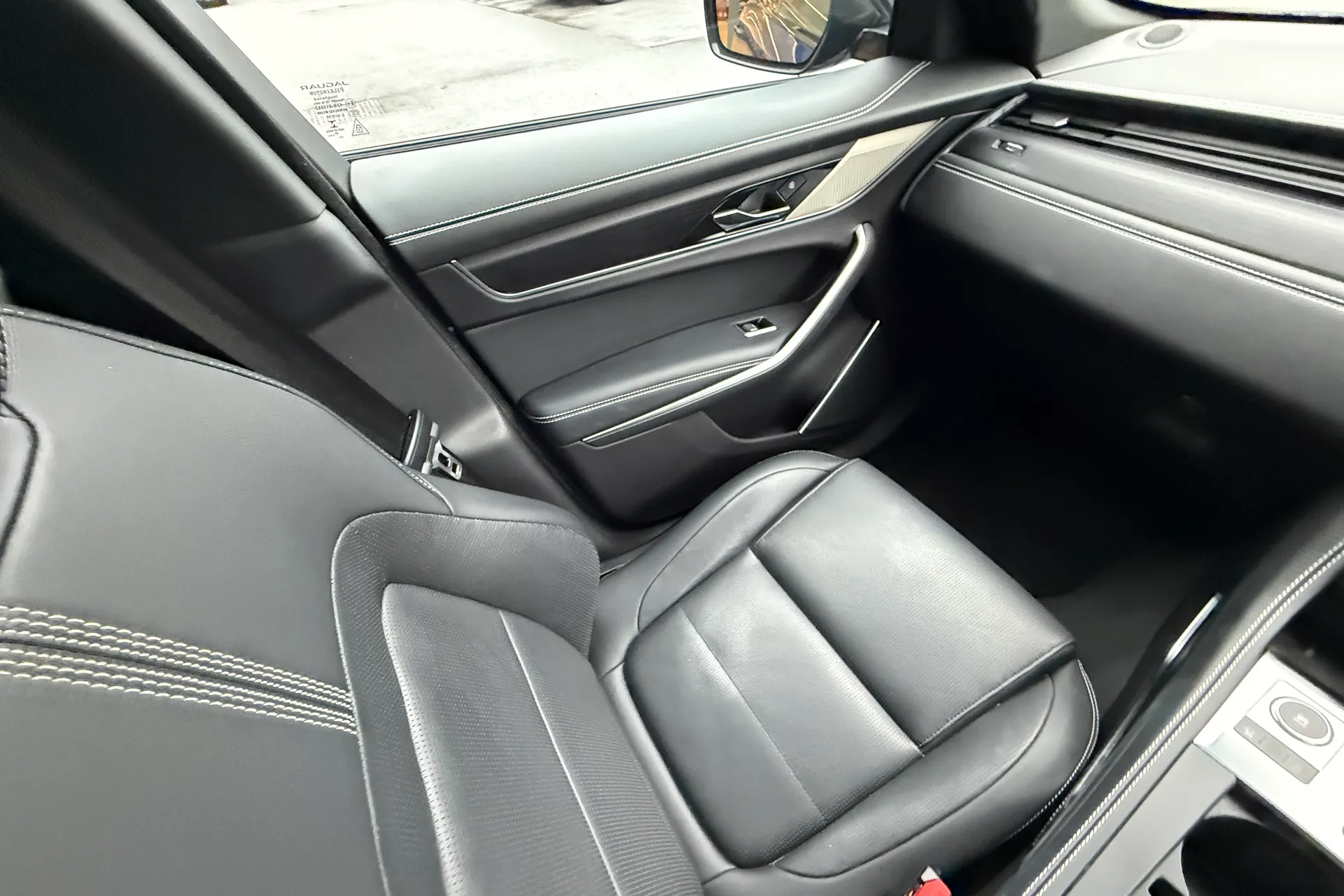 Jaguar F-PACE thumbnail image number 12