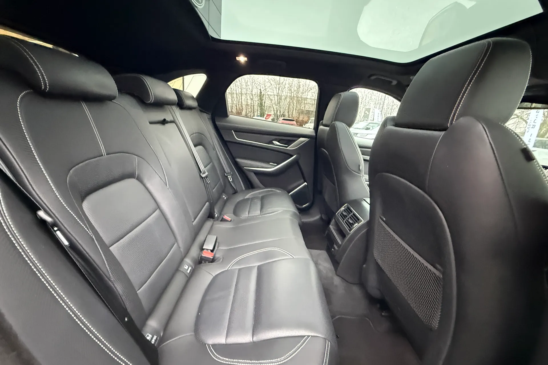 Jaguar F-PACE thumbnail image number 36