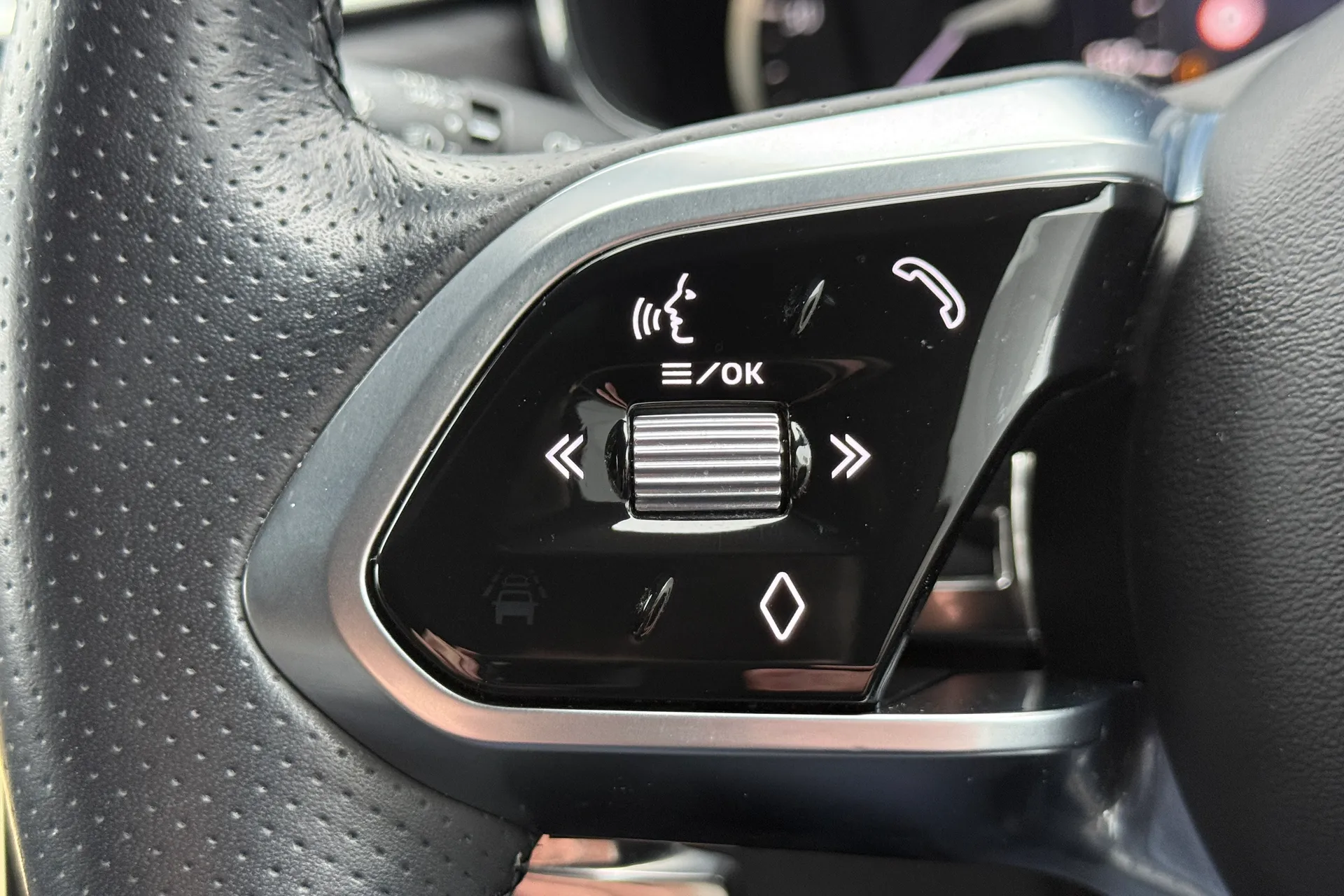 Jaguar F-PACE thumbnail image number 24