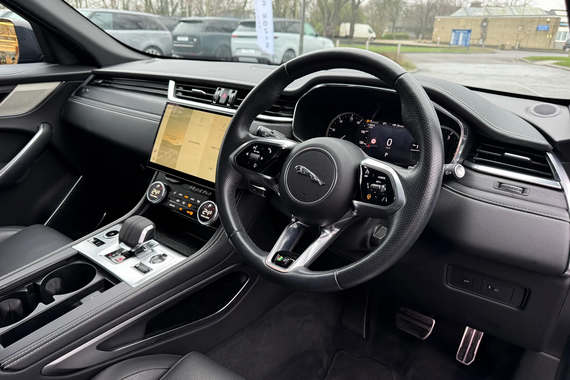 Jaguar F-PACE thumbnail image number 29