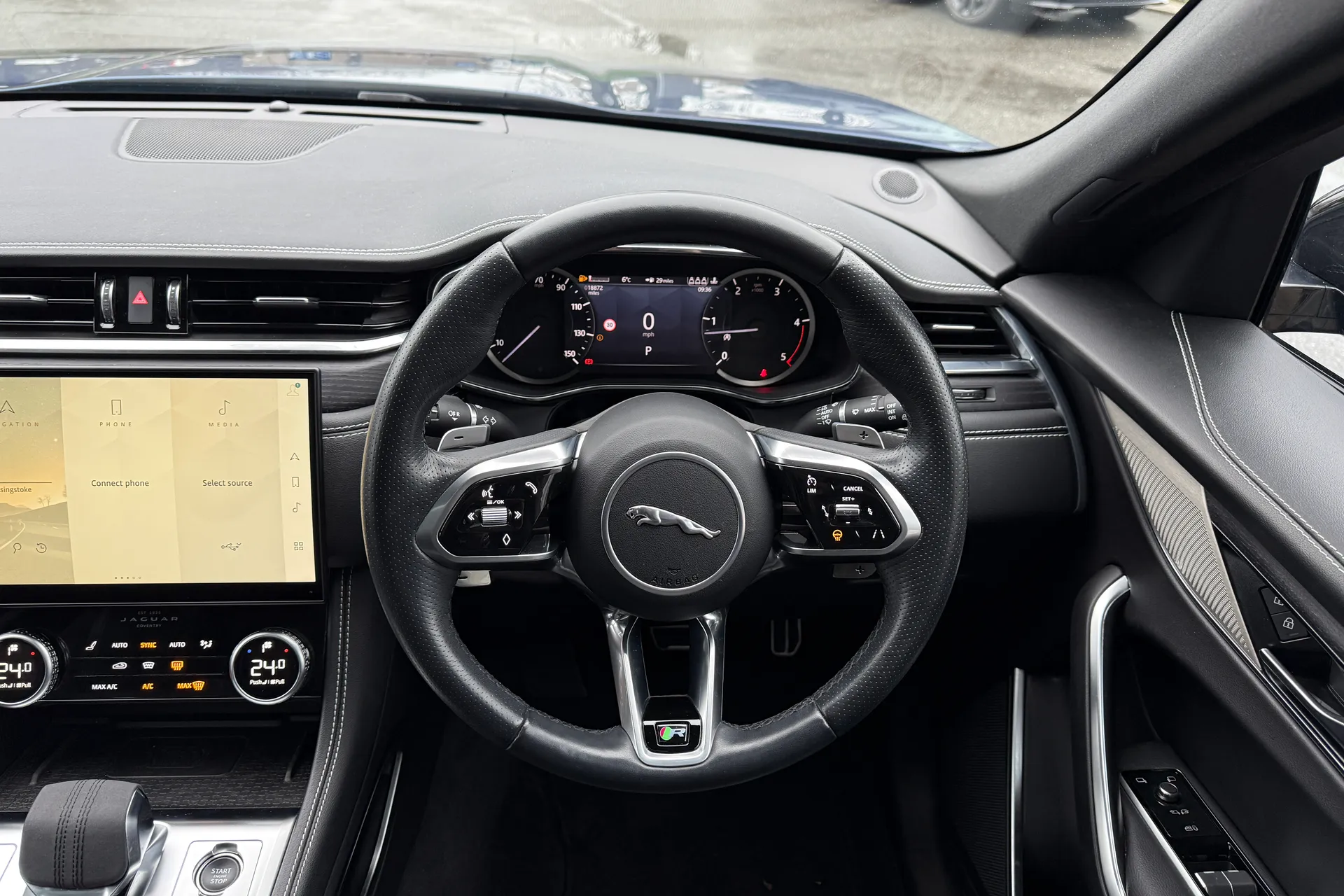 Jaguar F-PACE thumbnail image number 14