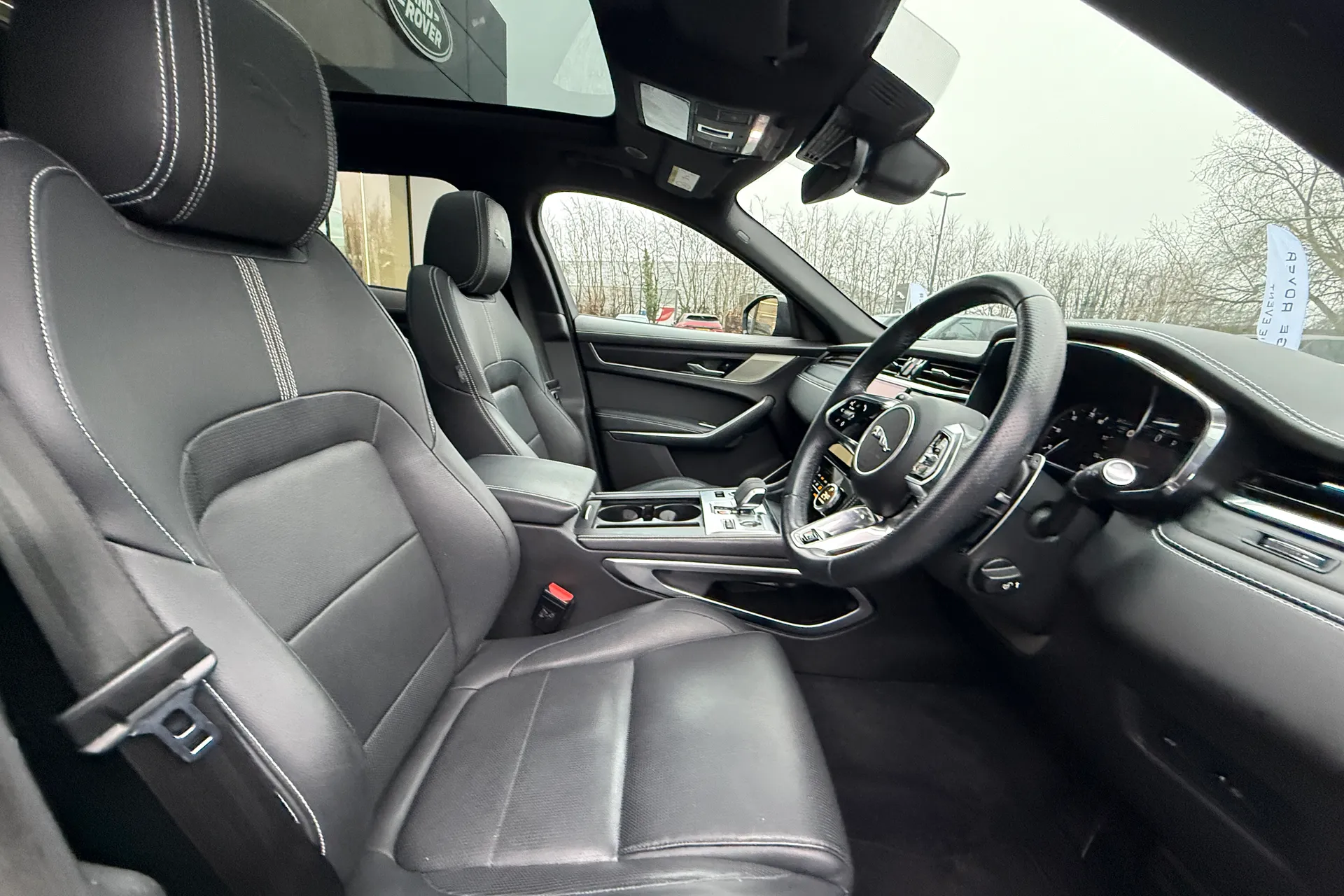 Jaguar F-PACE thumbnail image number 9