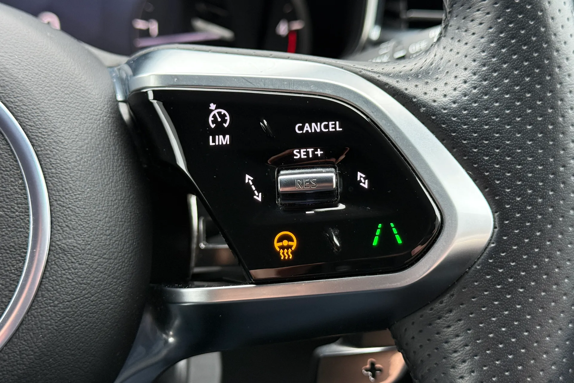 Jaguar F-PACE thumbnail image number 26