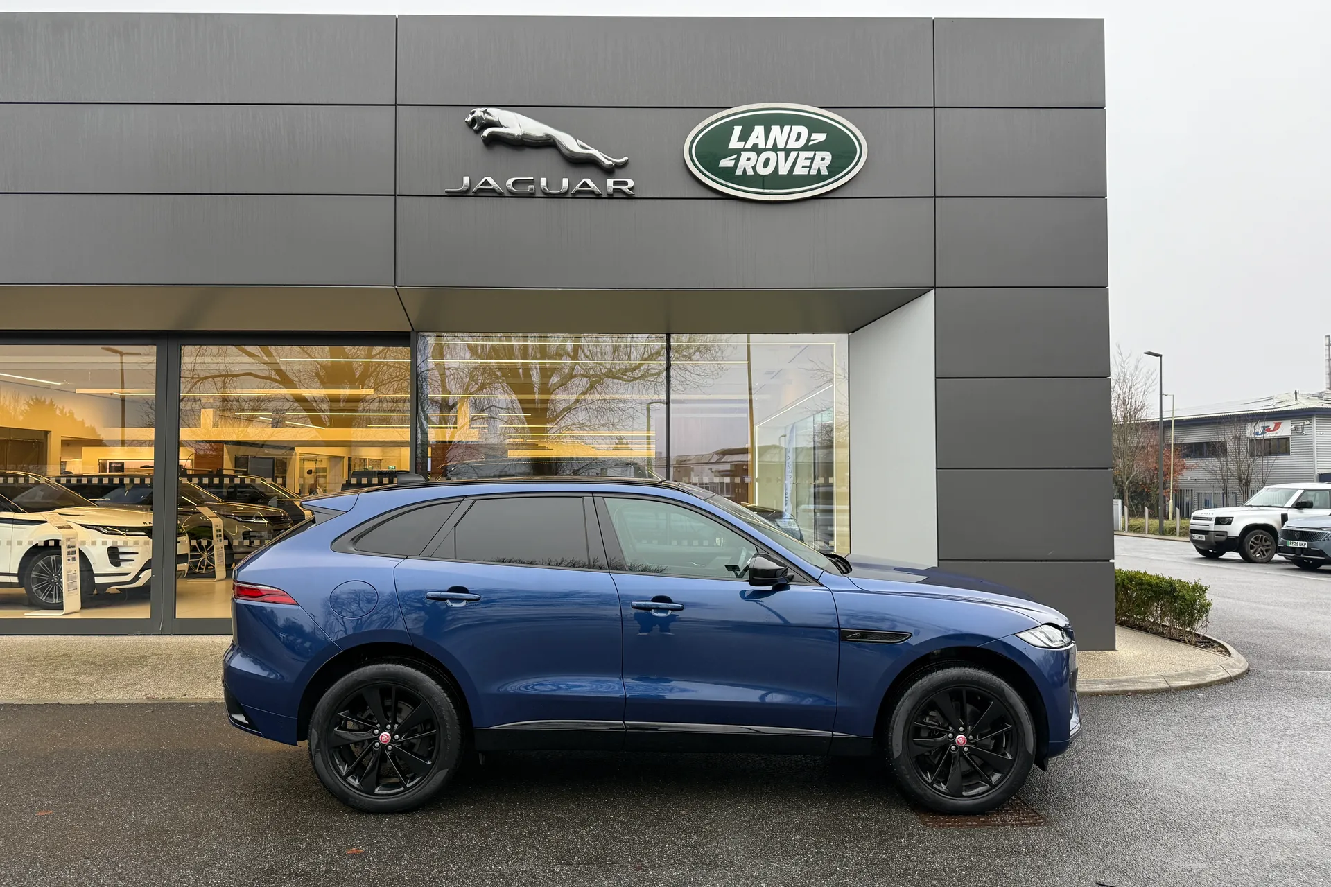 Jaguar F-PACE thumbnail image number 2