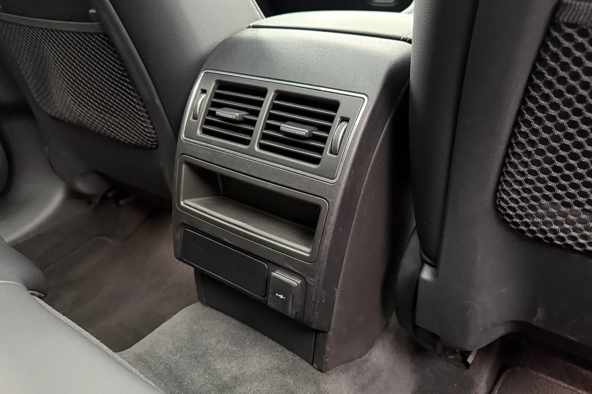 Jaguar F-PACE thumbnail image number 31