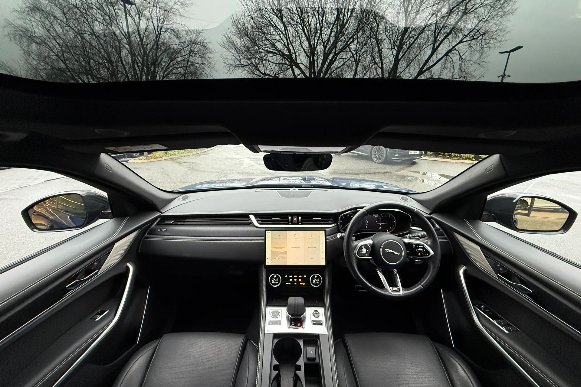 Jaguar F-PACE thumbnail image number 3