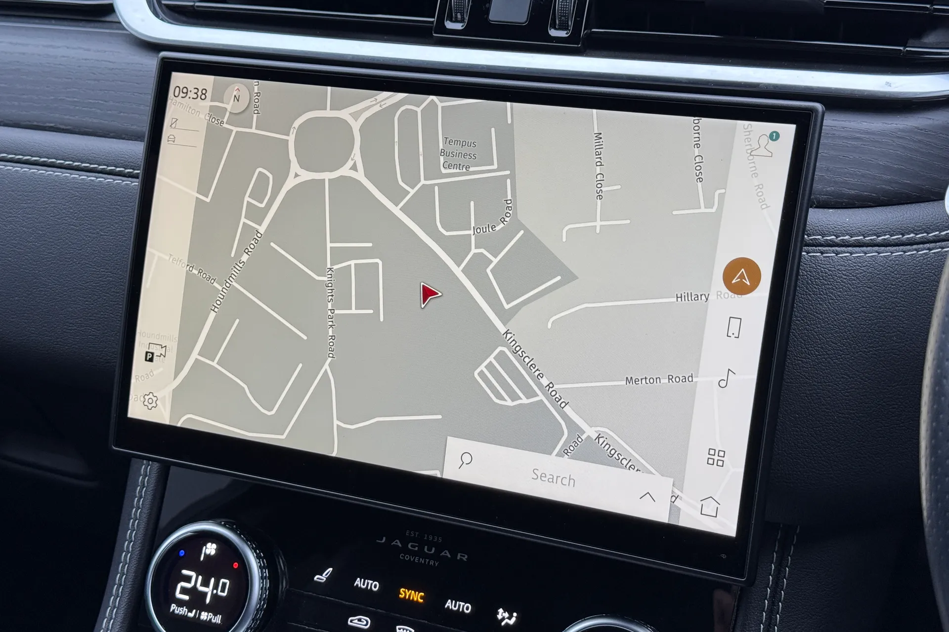 Jaguar F-PACE thumbnail image number 27