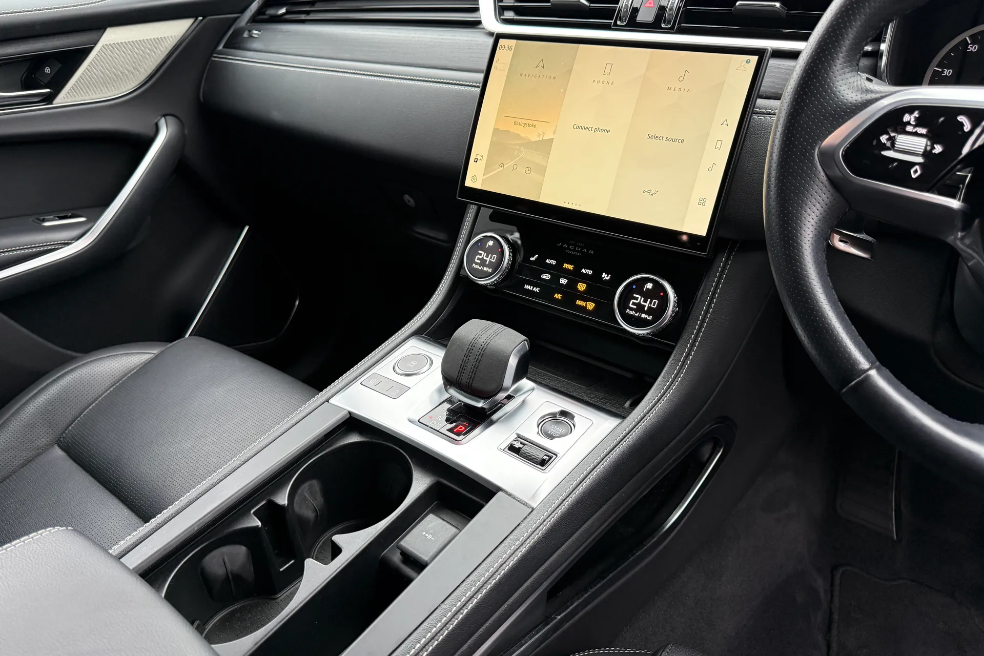 Jaguar F-PACE thumbnail image number 19