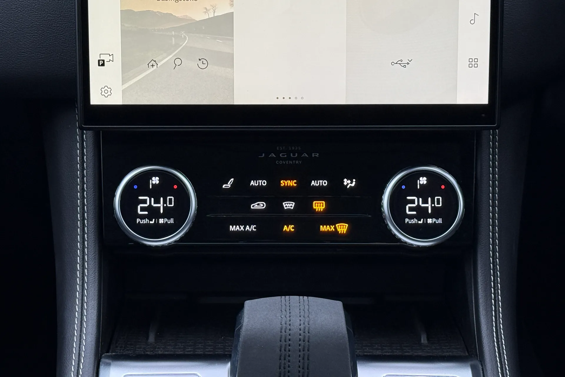 Jaguar F-PACE thumbnail image number 16