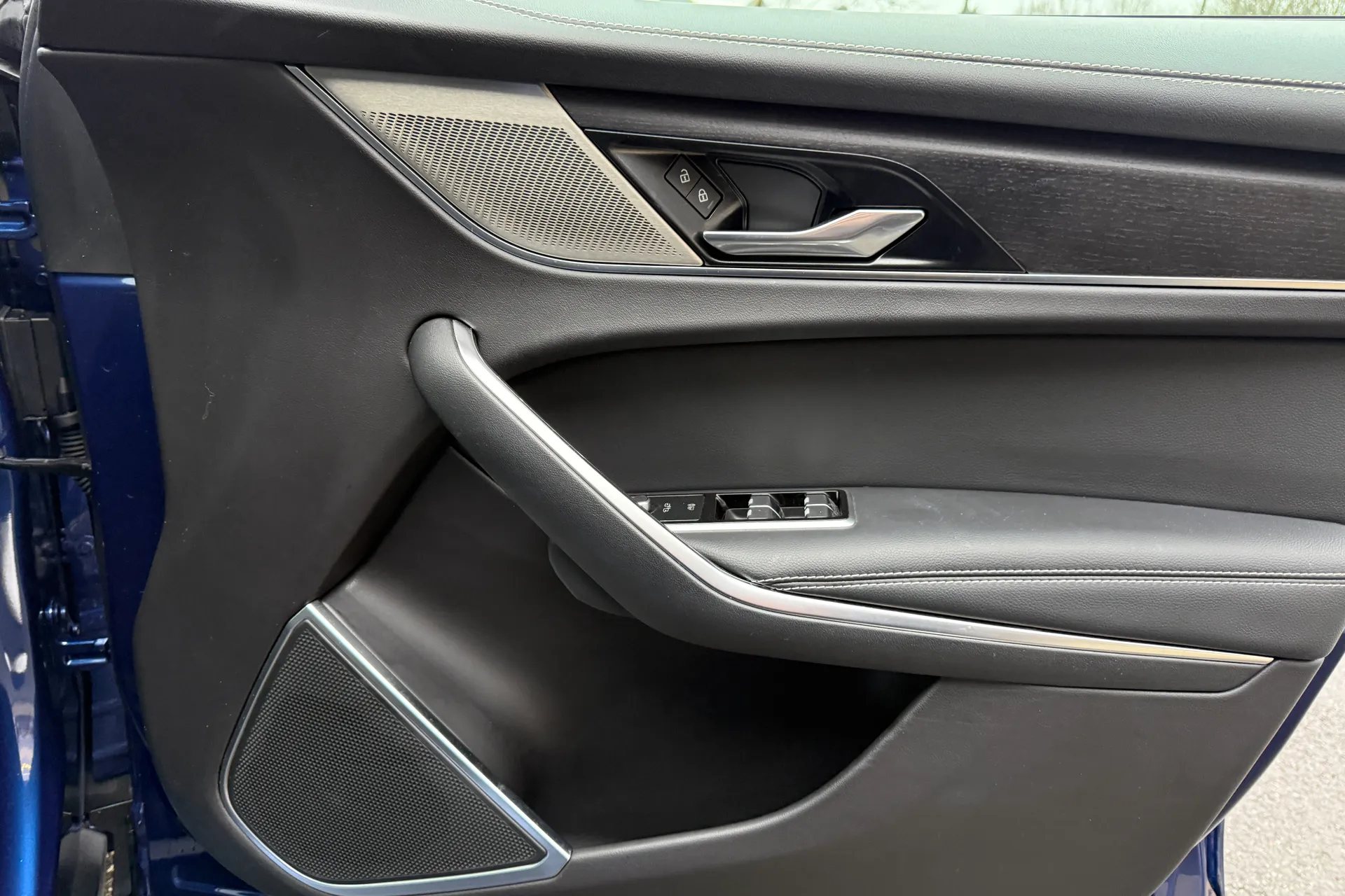 Jaguar F-PACE thumbnail image number 45