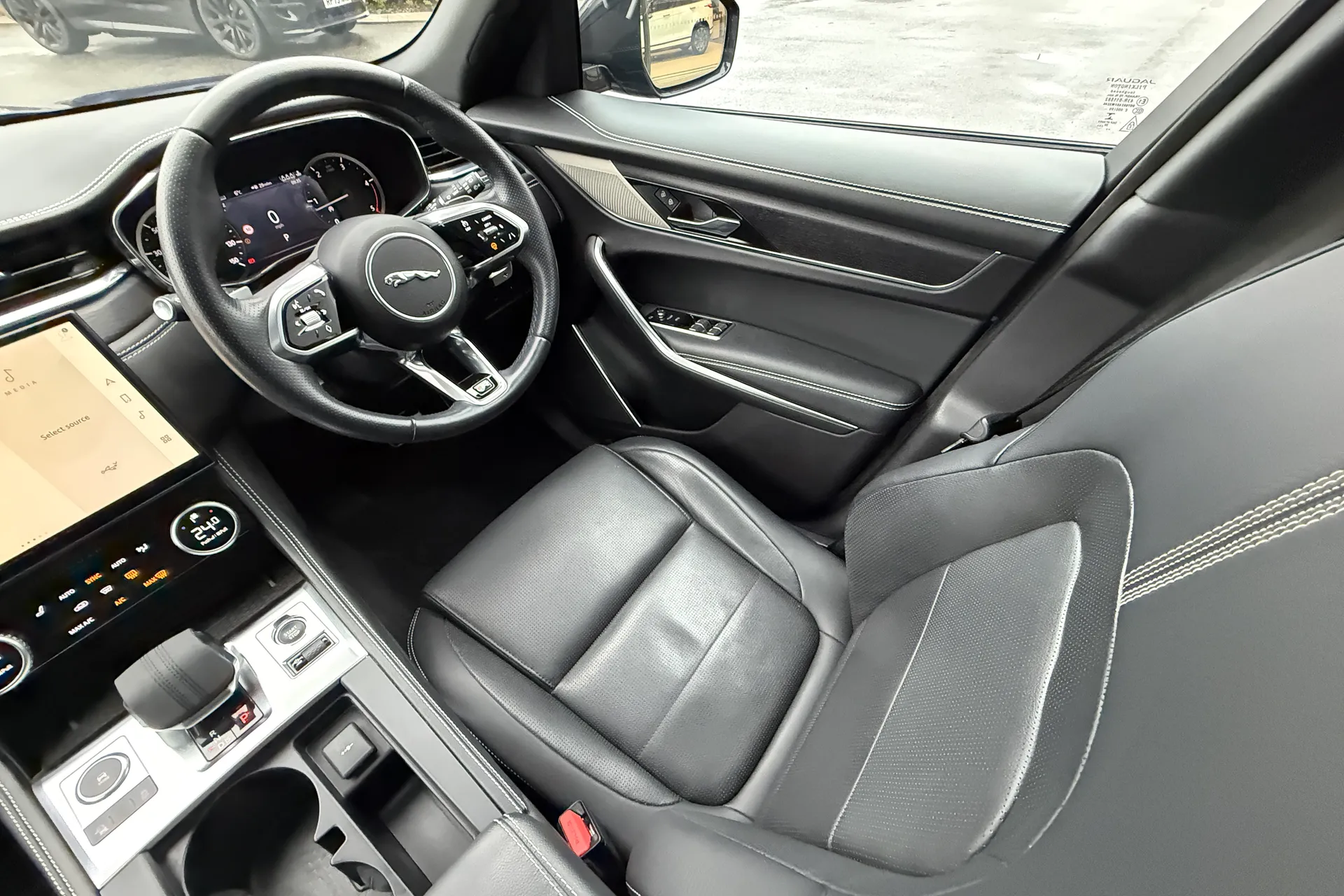 Jaguar F-PACE thumbnail image number 13