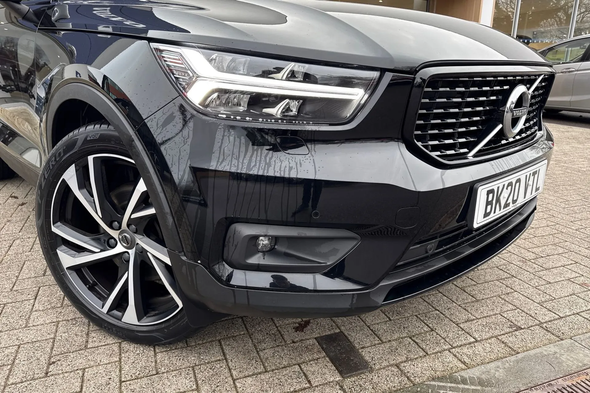 Volvo XC40 thumbnail image number 2
