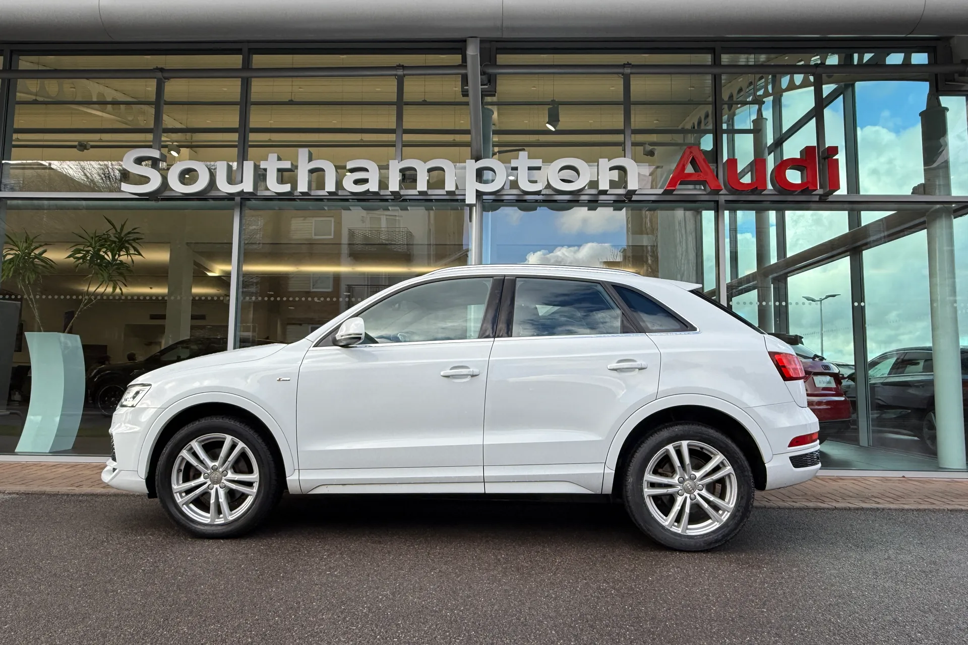 Audi Q3 thumbnail image number 61
