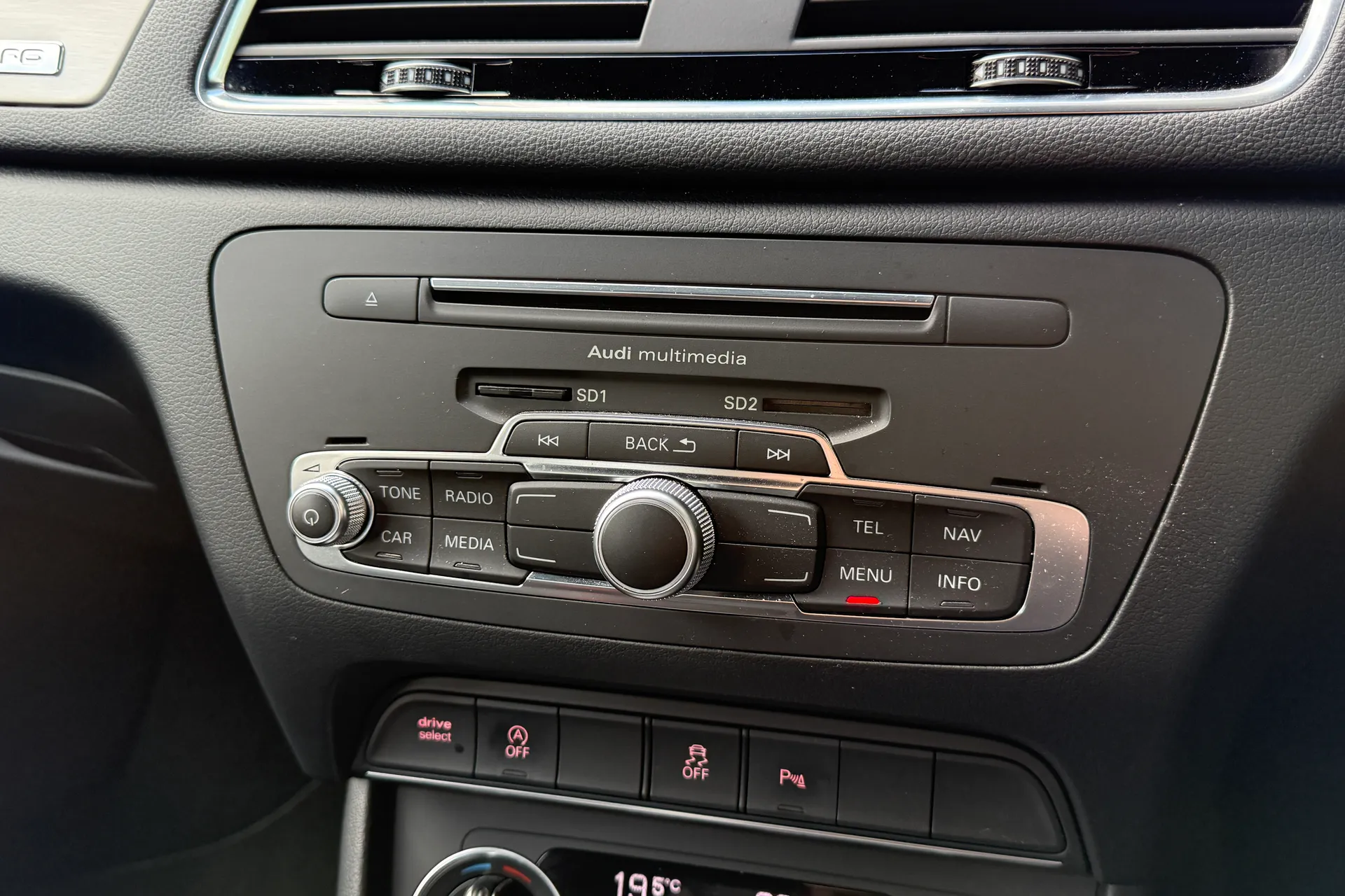 Audi Q3 thumbnail image number 21