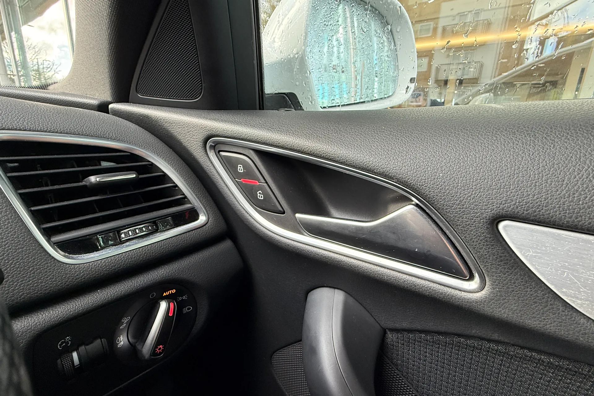 Audi Q3 thumbnail image number 17