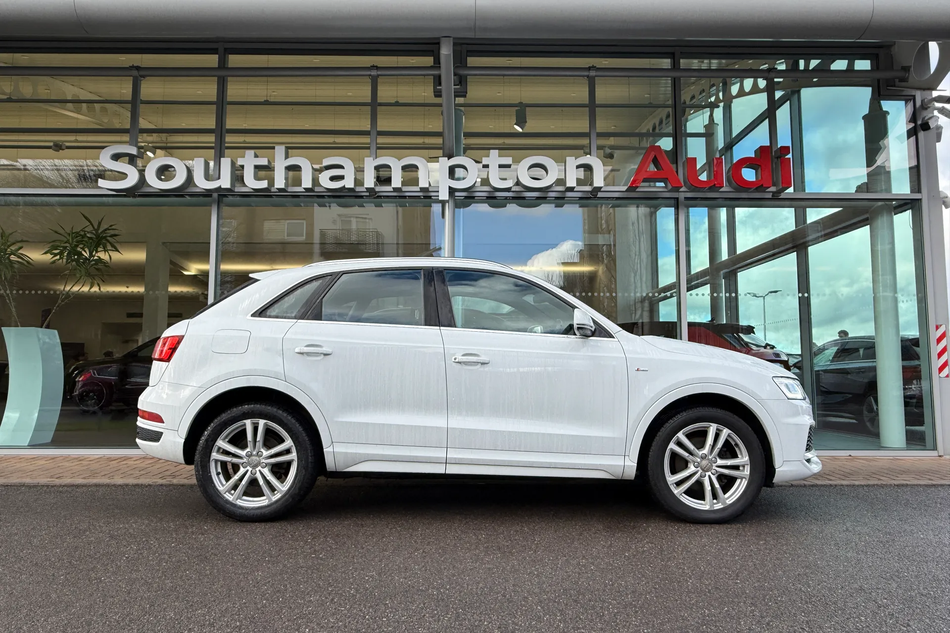 Audi Q3 thumbnail image number 2