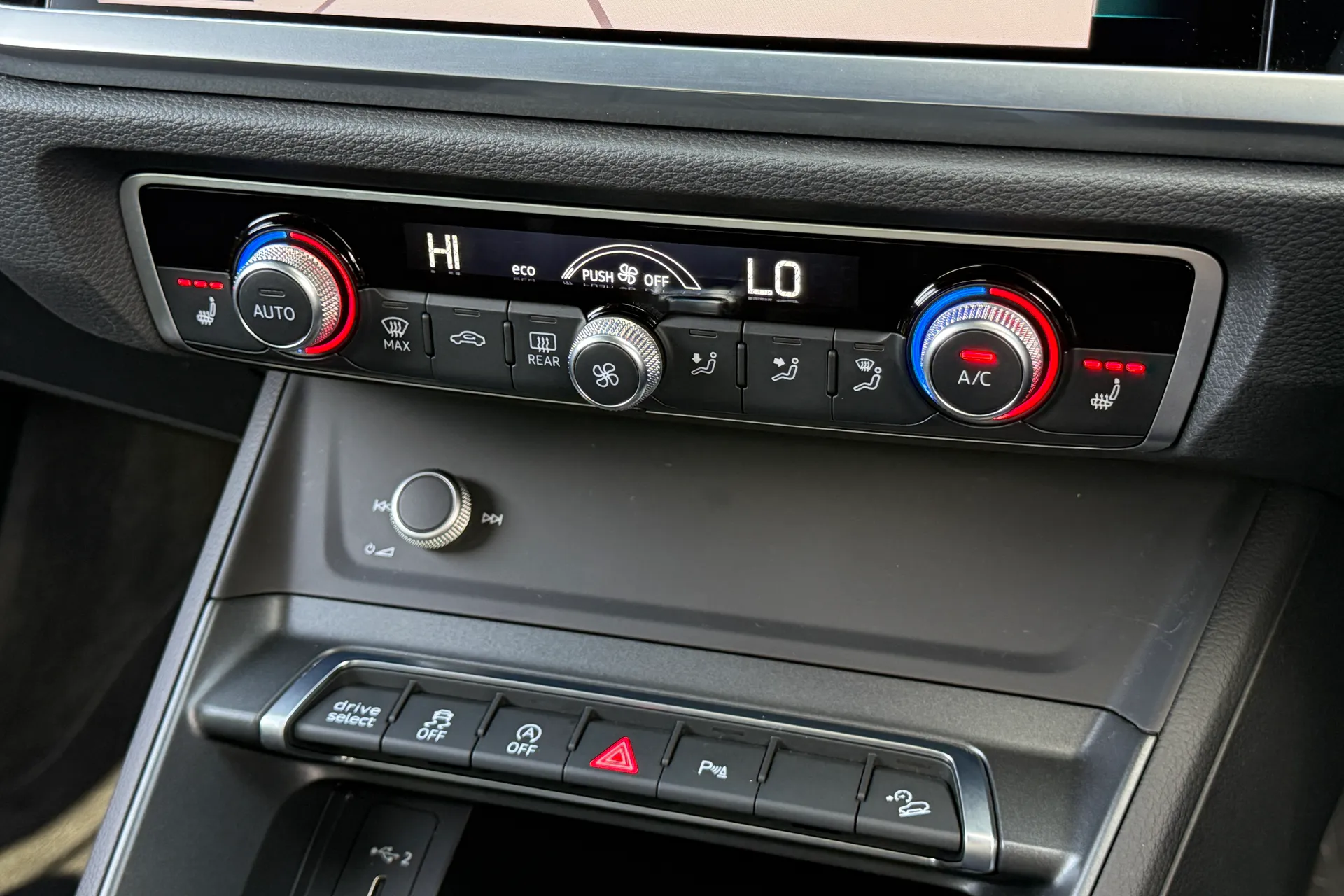 Audi Q3 thumbnail image number 16