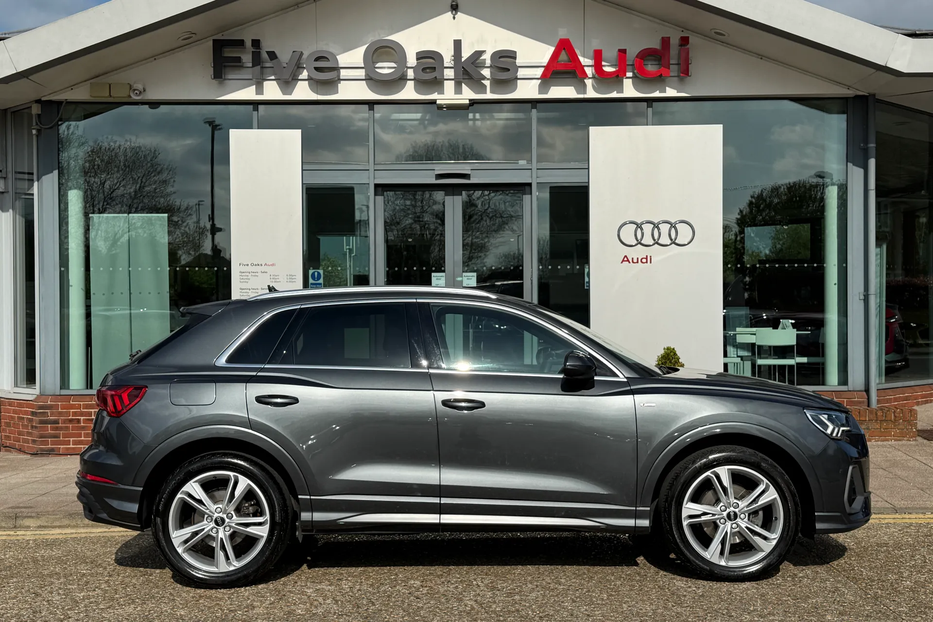 Audi Q3 thumbnail image number 2
