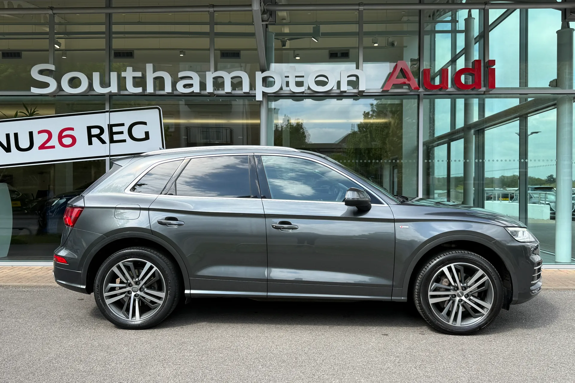 Audi Q5 thumbnail image number 2