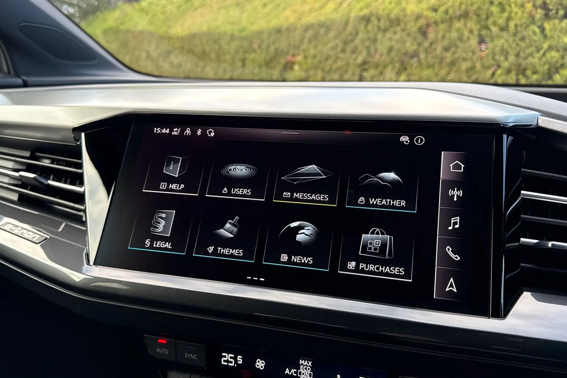 Audi Q4 thumbnail image number 23