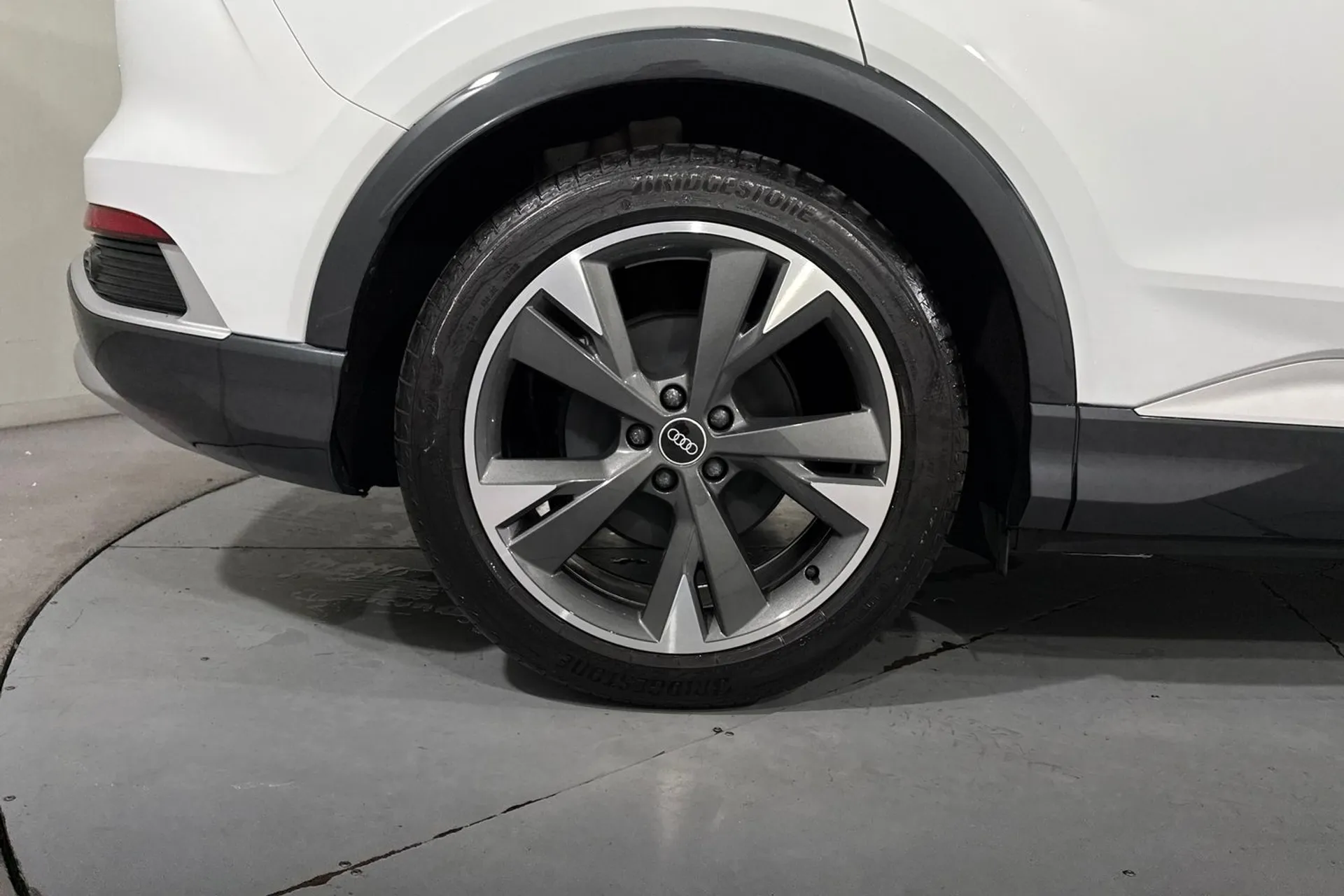 Audi Q4 thumbnail image number 22