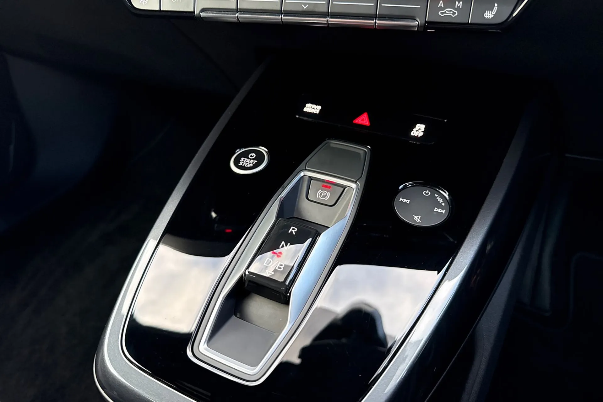 Audi Q4 thumbnail image number 7