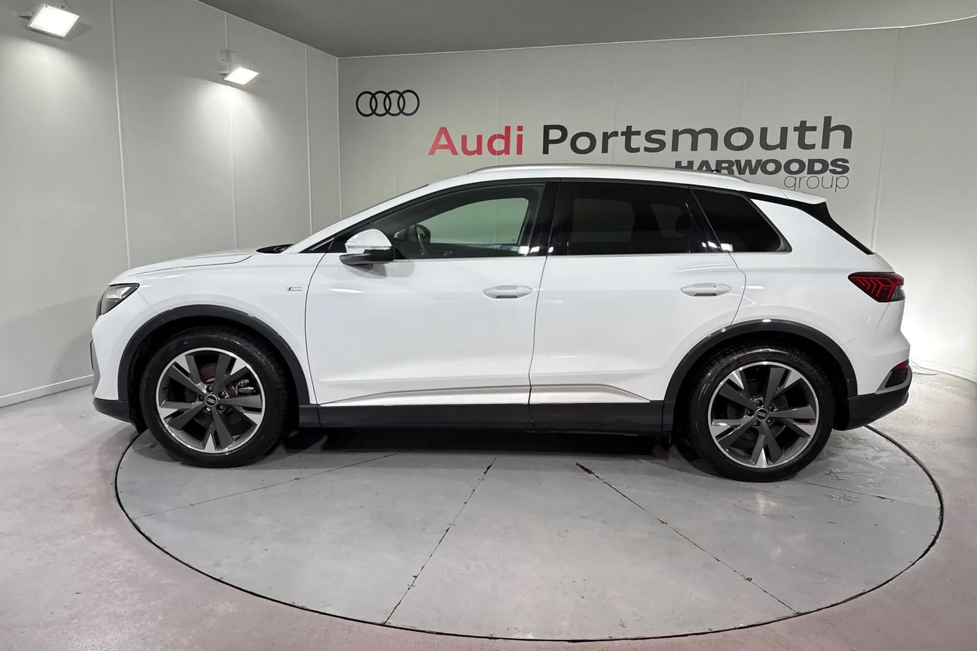 Audi Q4 thumbnail image number 18