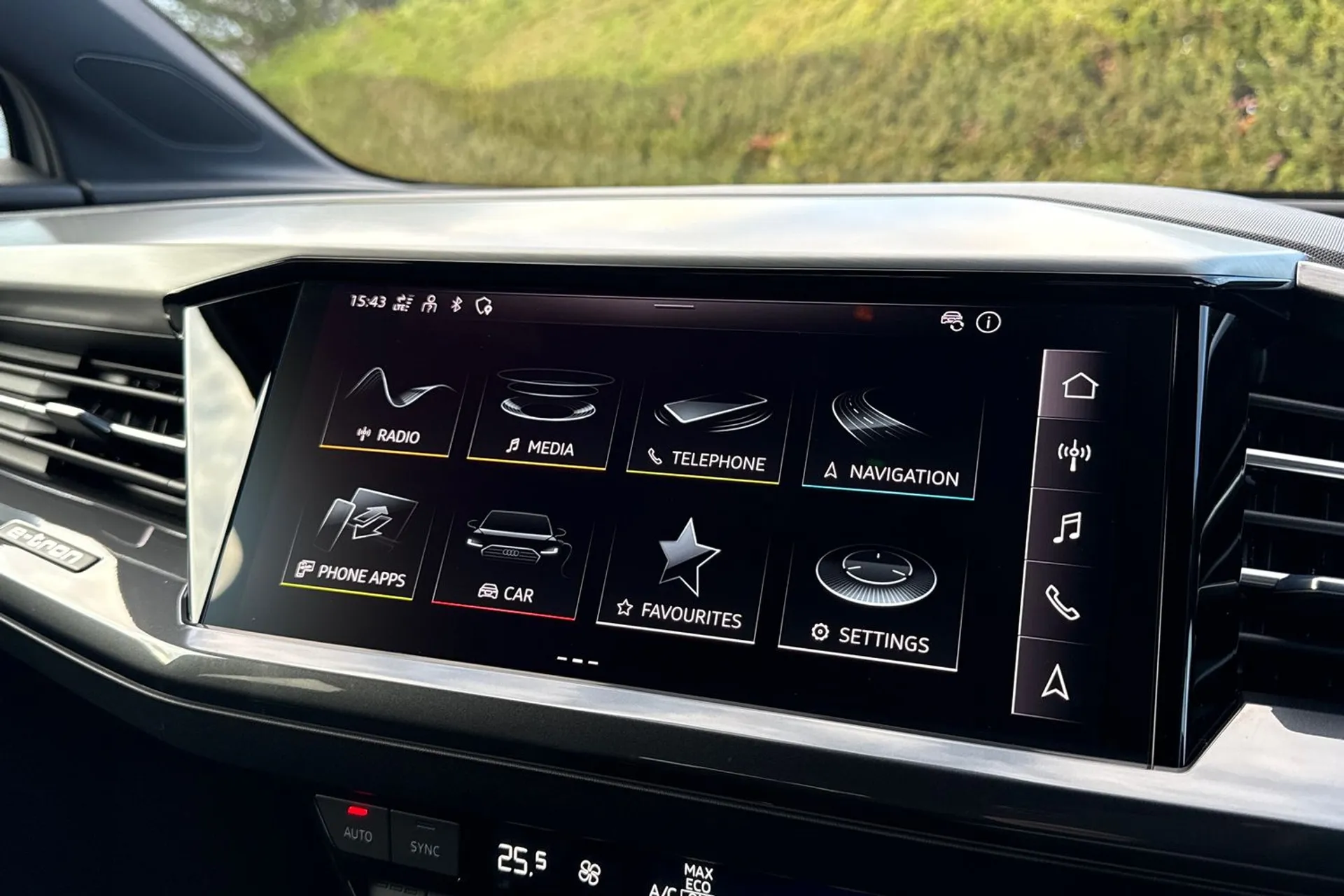 Audi Q4 thumbnail image number 12