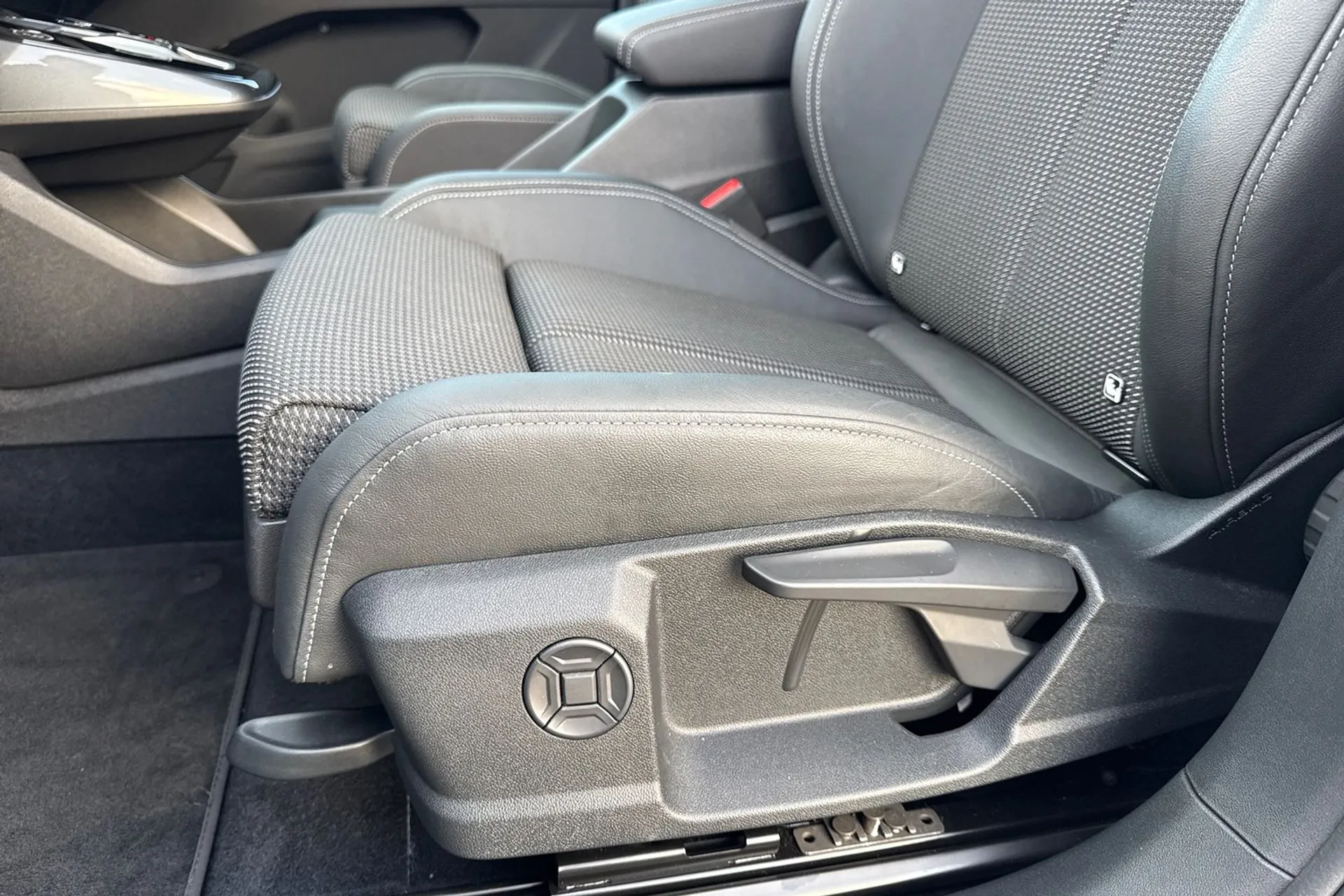 Audi Q4 thumbnail image number 36