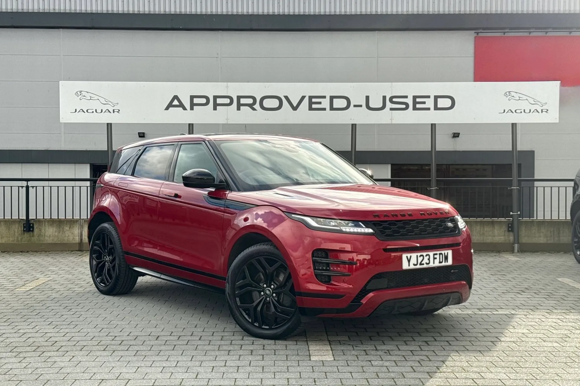 LAND ROVER RANGE ROVER EVOQUE focused image