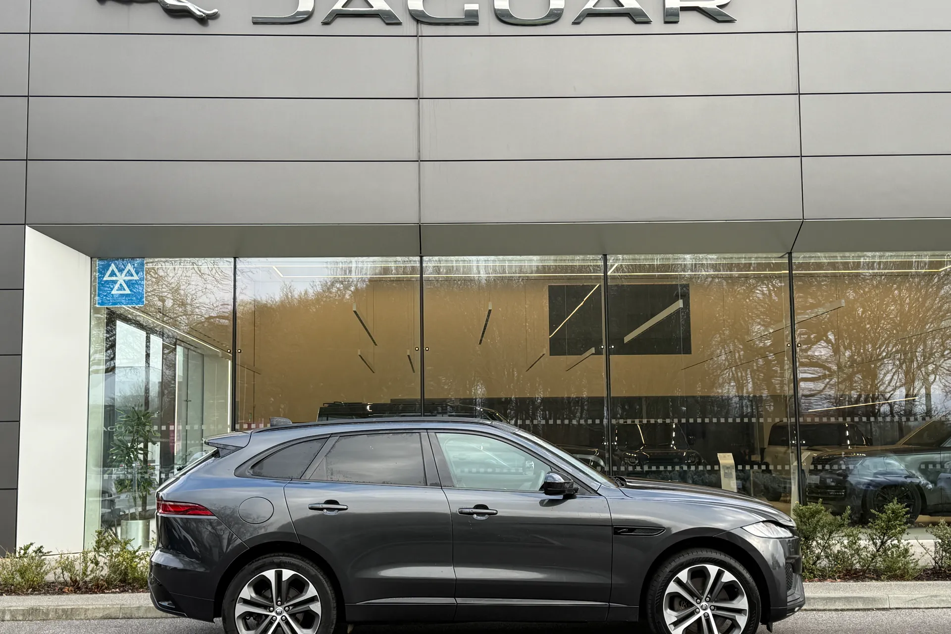 Jaguar F-PACE thumbnail image number 2
