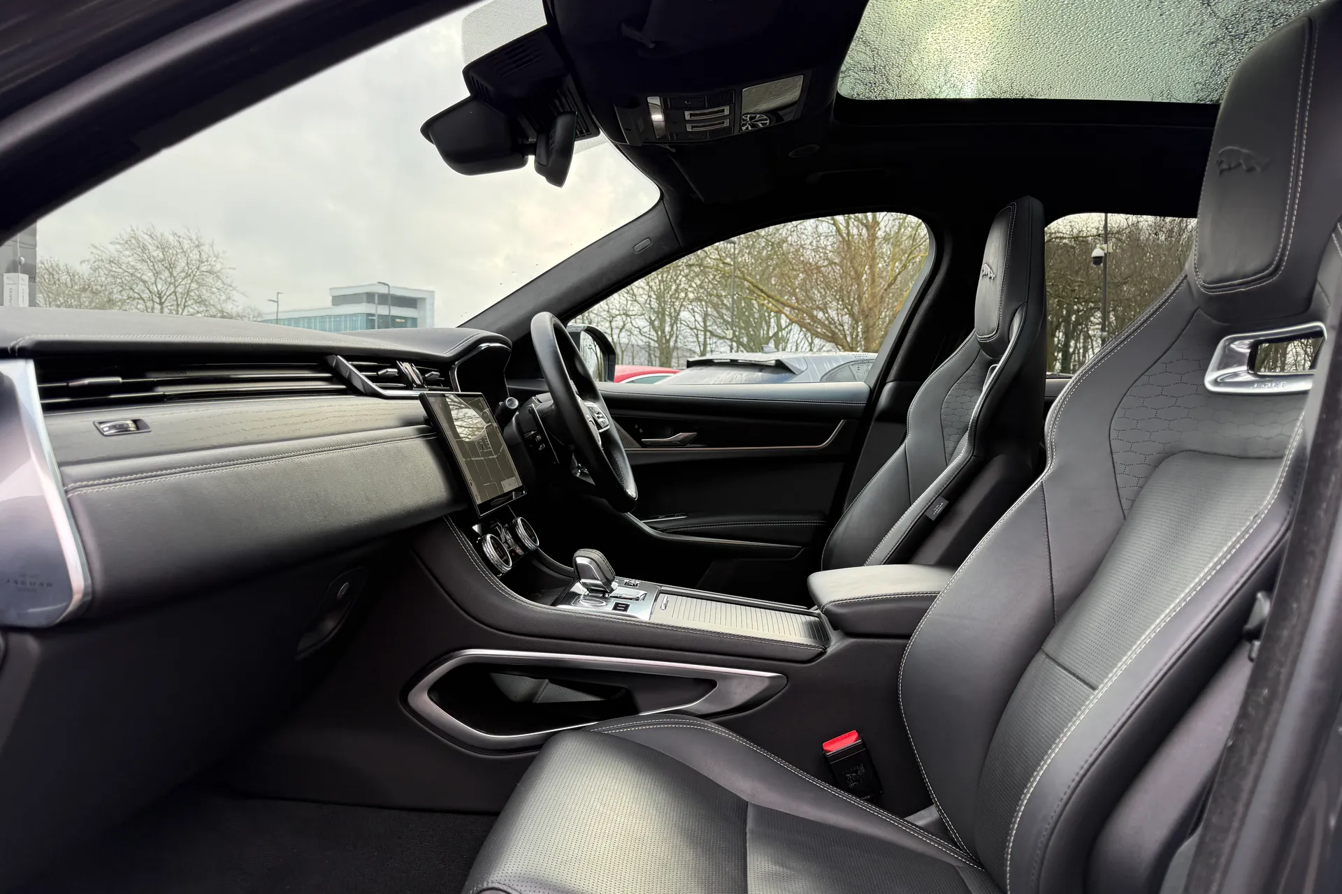 Jaguar F-PACE thumbnail image number 34