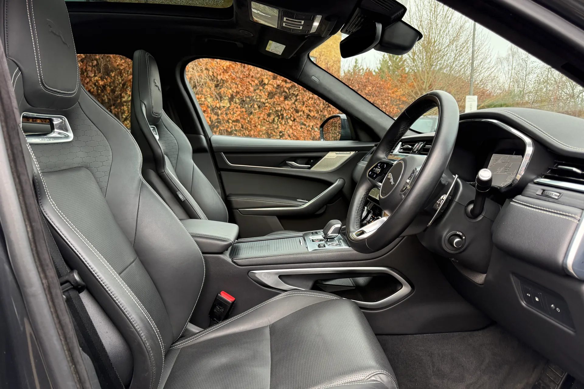 Jaguar F-PACE thumbnail image number 32