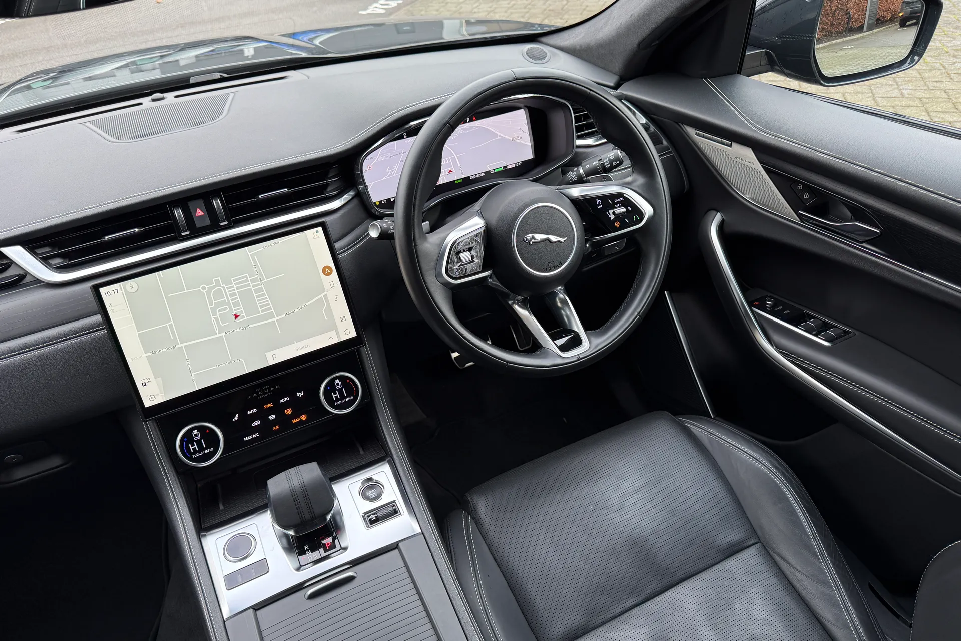 Jaguar F-PACE thumbnail image number 19