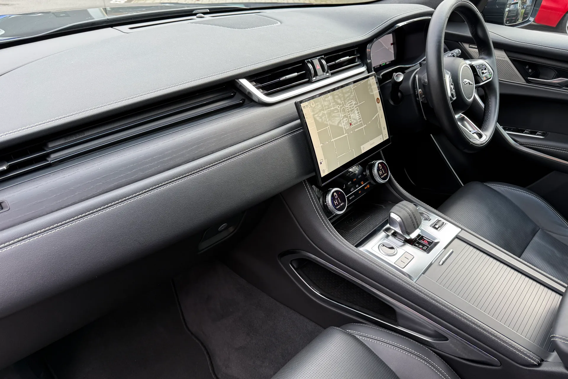 Jaguar F-PACE thumbnail image number 35