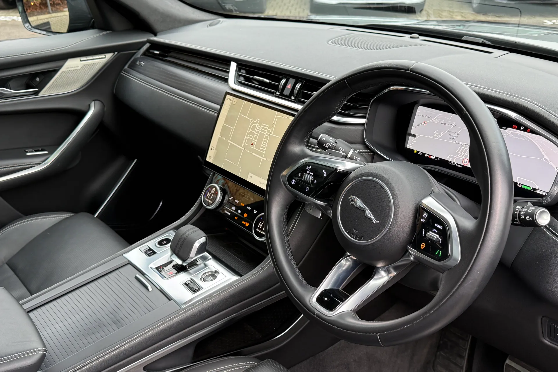 Jaguar F-PACE thumbnail image number 33