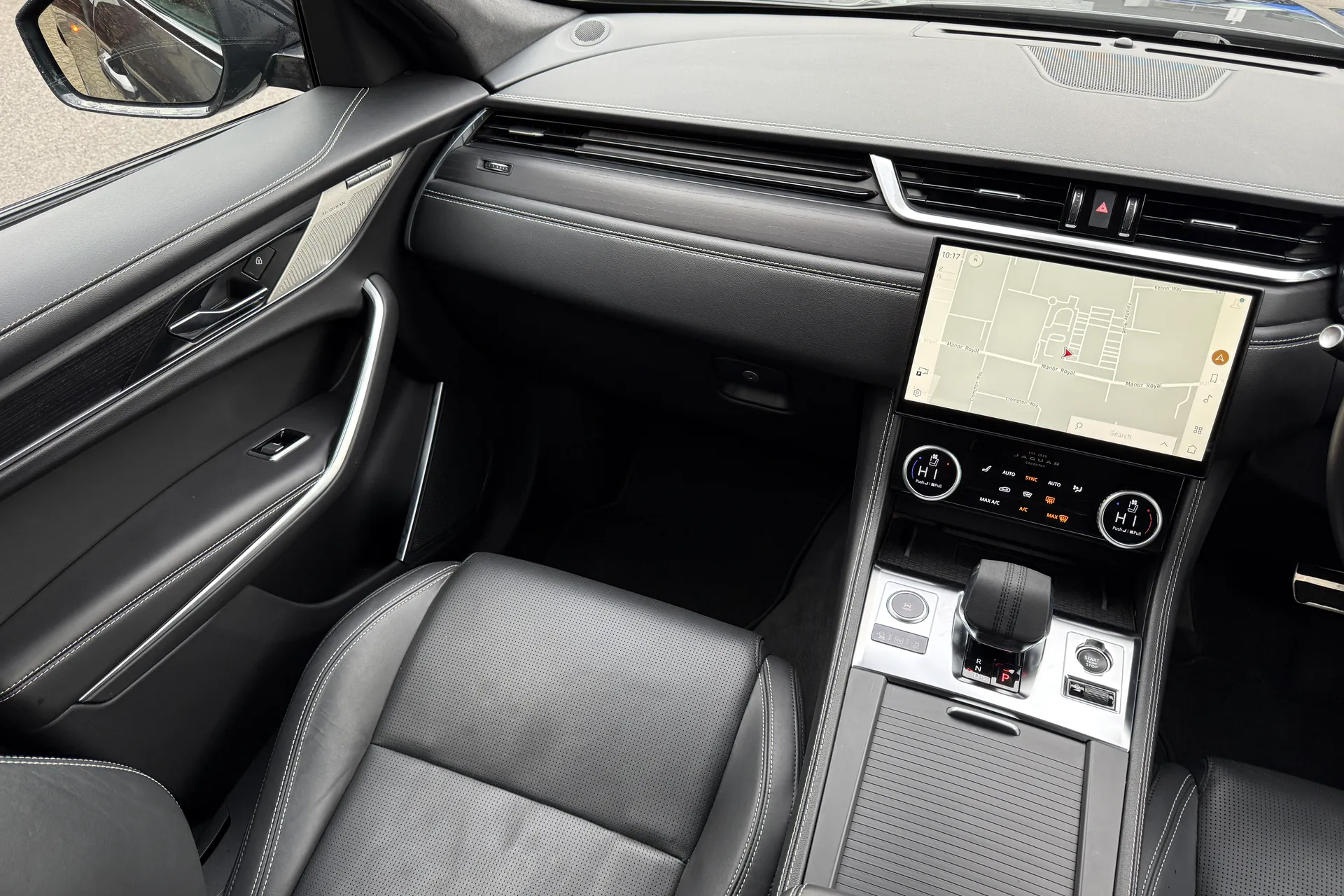 Jaguar F-PACE thumbnail image number 17