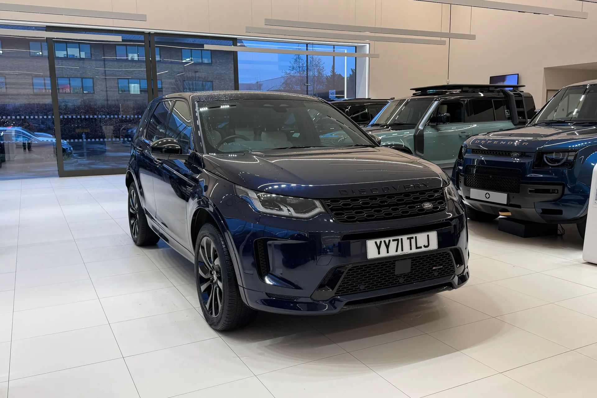 LAND ROVER DISCOVERY SPORT focused image