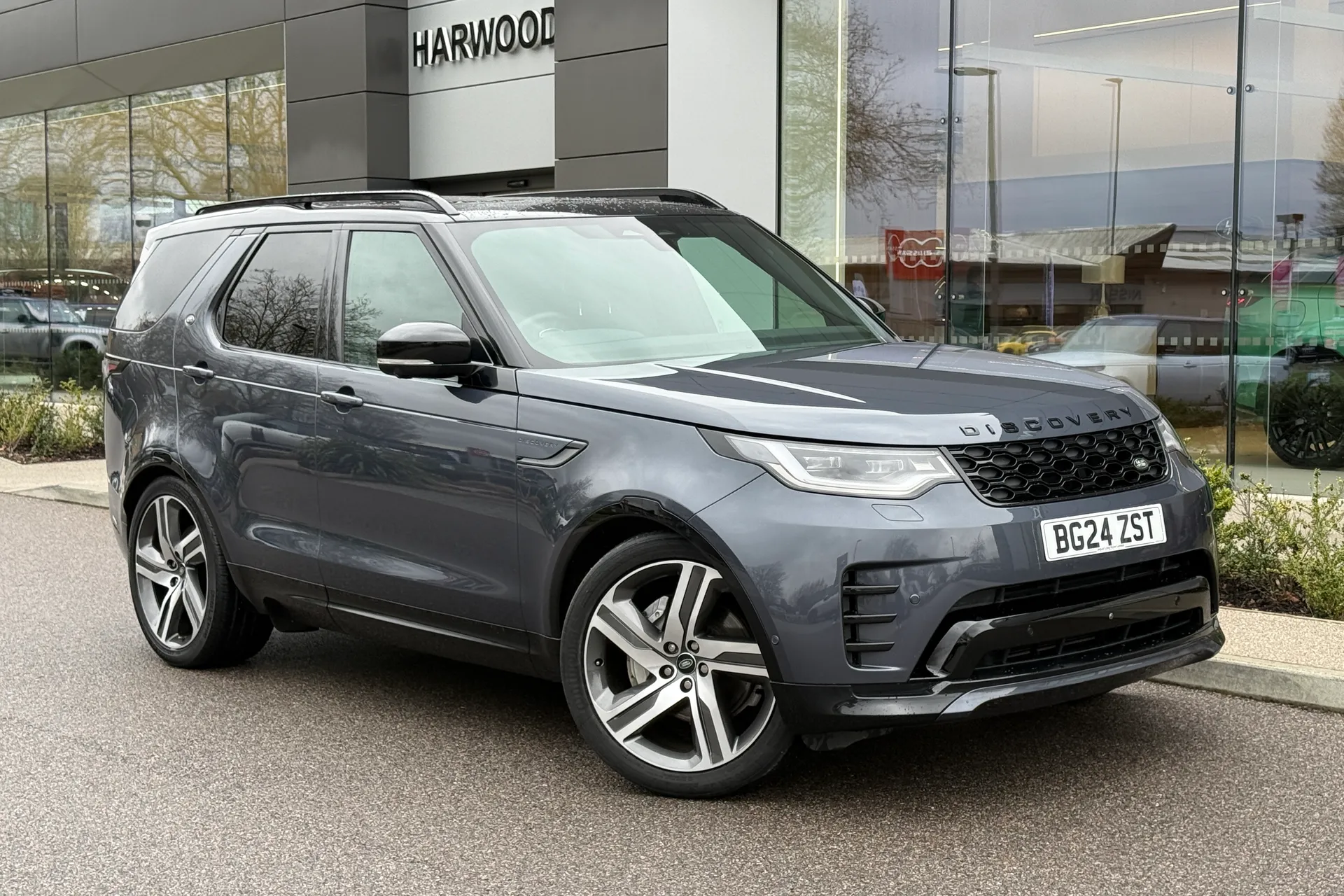 LAND ROVER DISCOVERY focused image