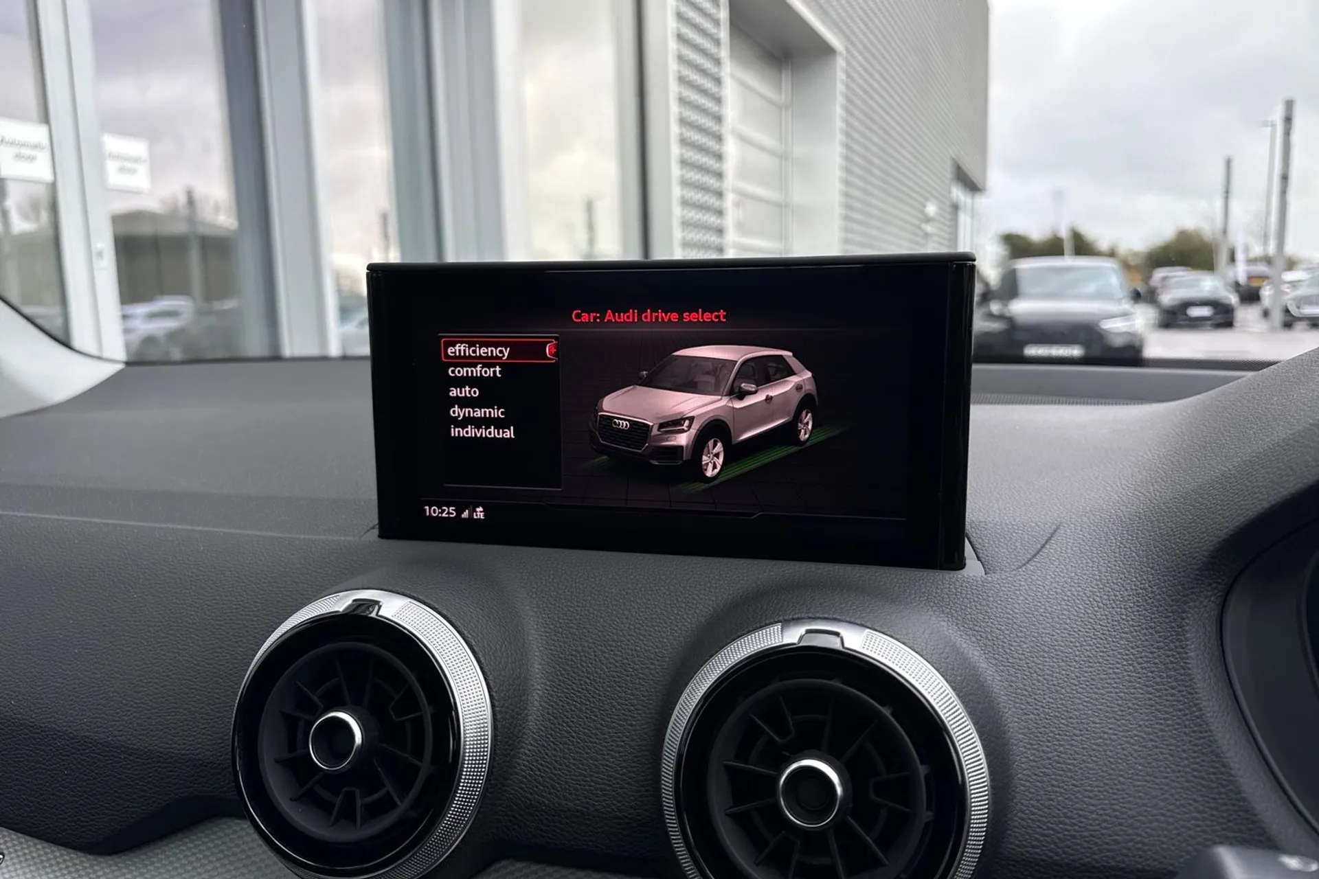 Audi Q2 thumbnail image number 31