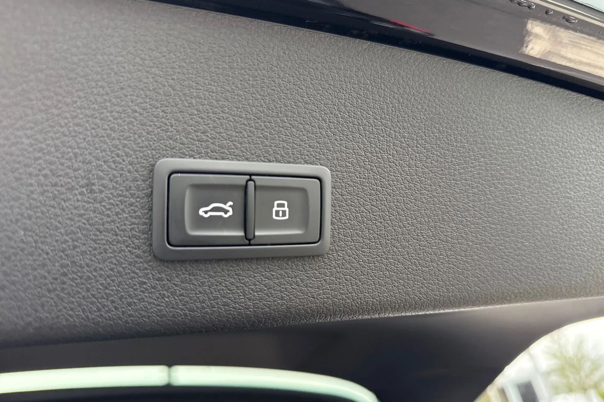 Audi e-tron thumbnail image number 40