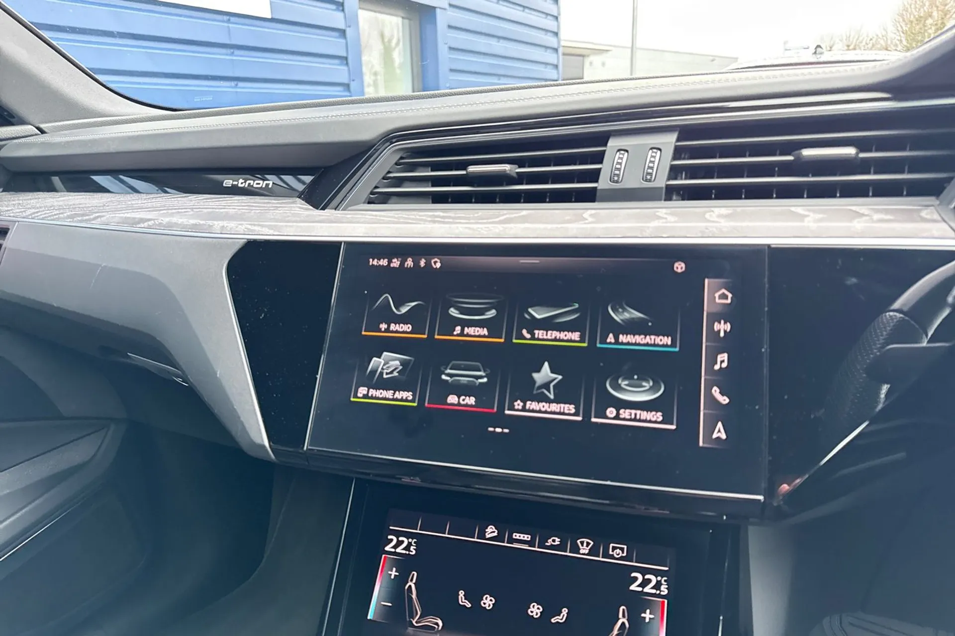 Audi e-tron thumbnail image number 26