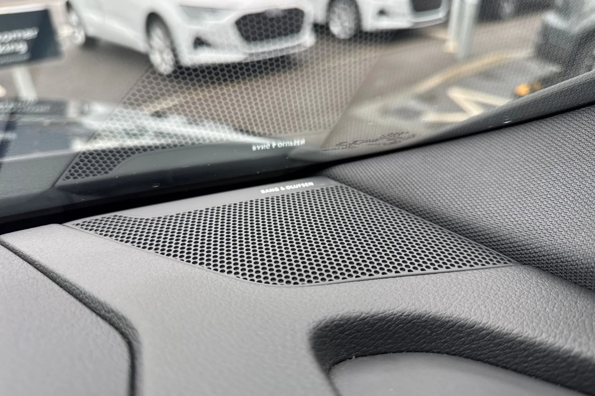 Audi e-tron thumbnail image number 36