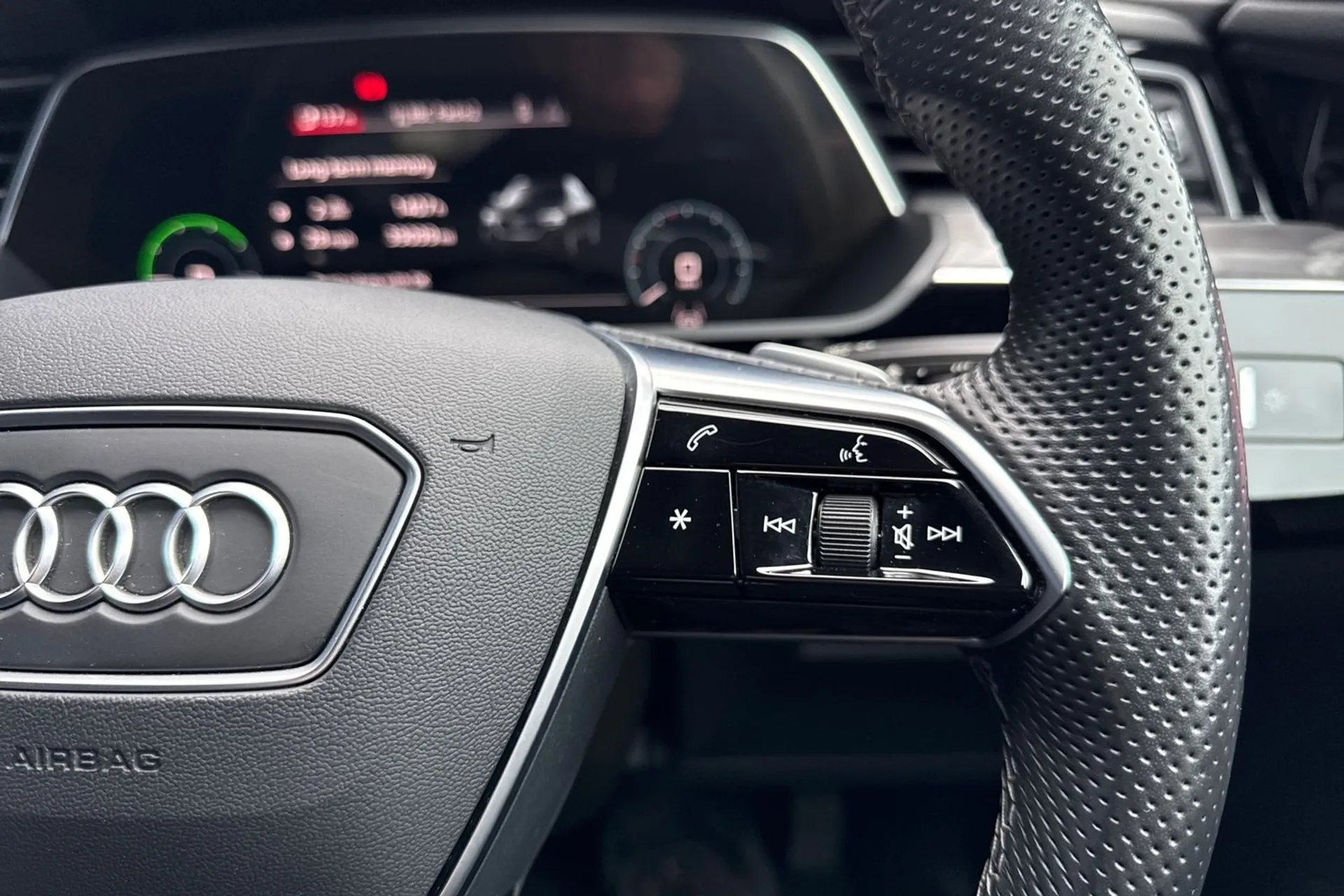 Audi e-tron thumbnail image number 50