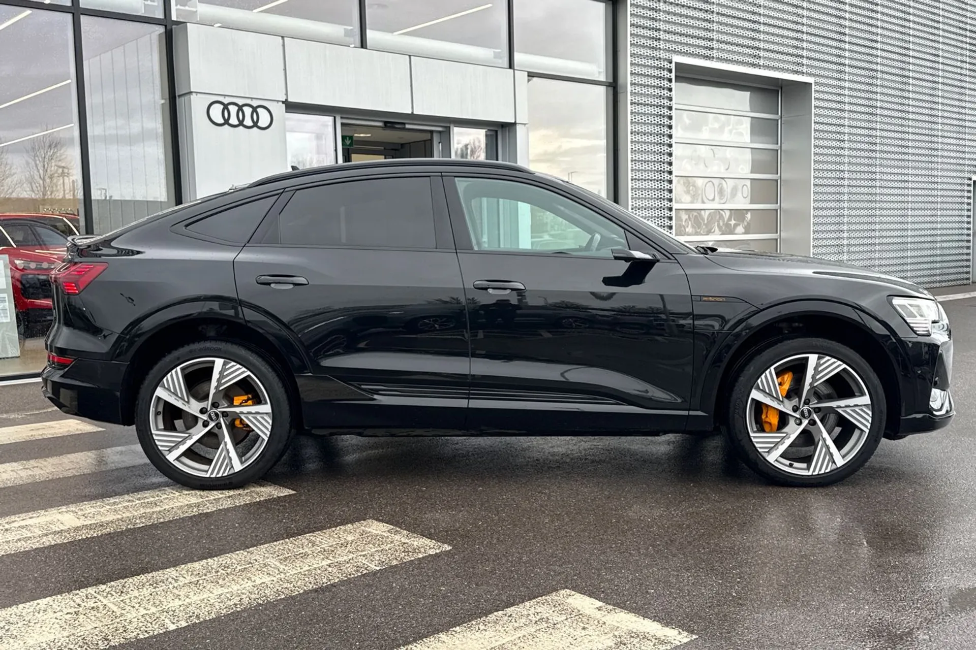 Audi e-tron thumbnail image number 2