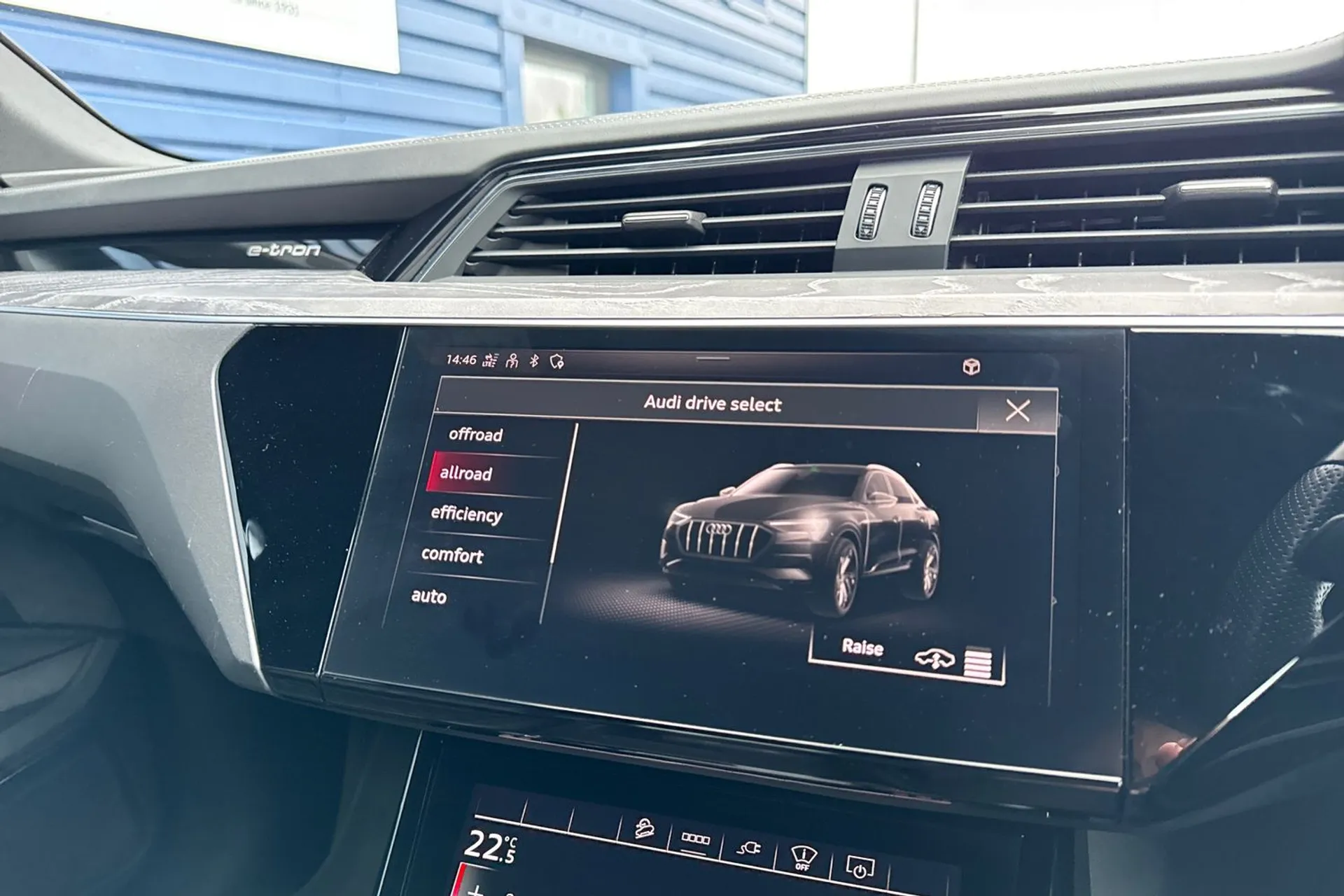 Audi e-tron thumbnail image number 27